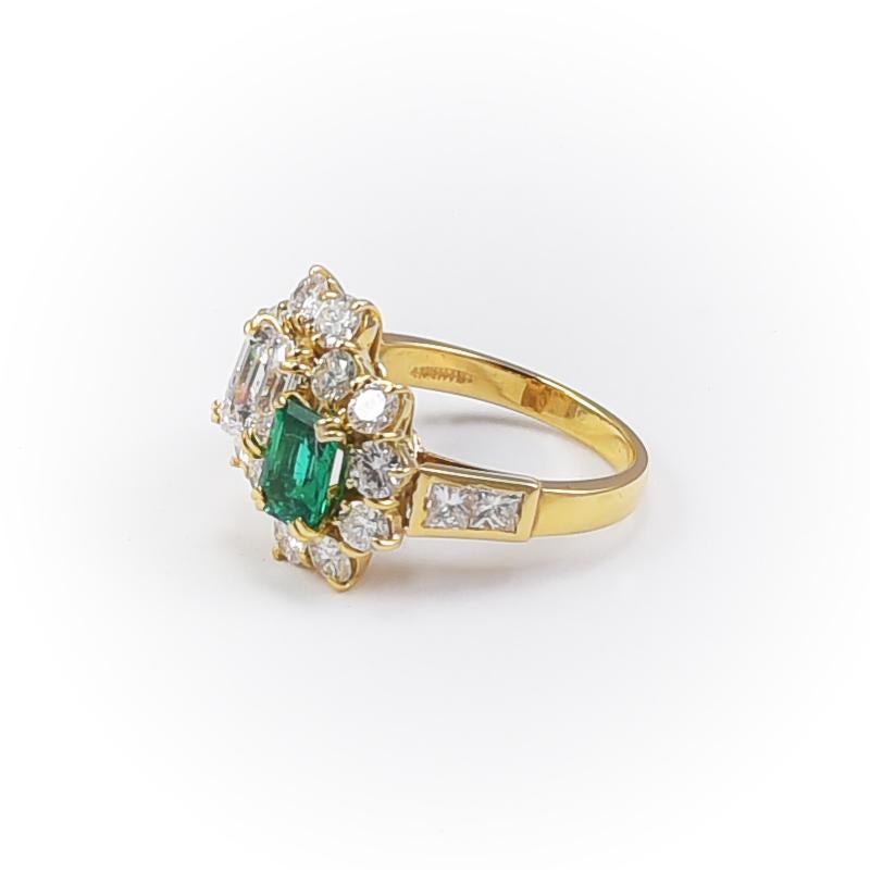 Women's or Men's 1980s Classic Vintage Emeralds and Diamonds 18 Karat Gold Ring For Sale