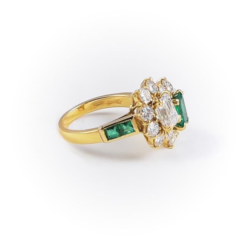 1980s Classic Vintage Emeralds and Diamonds 18 Karat Gold Ring For Sale 1