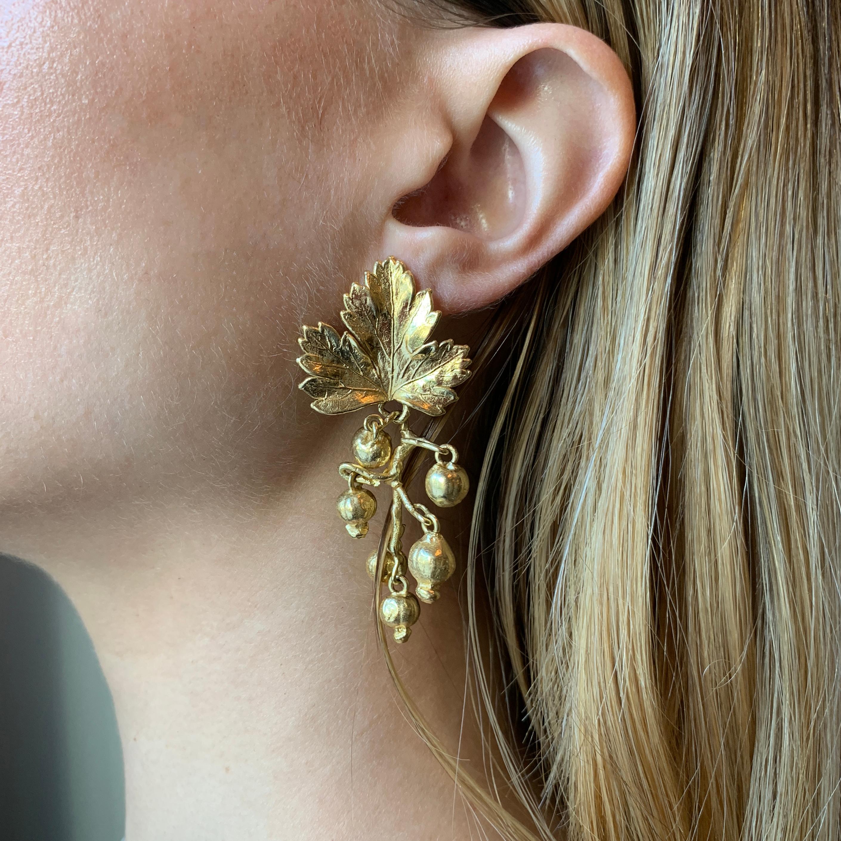 Ein Paar vergoldete Bronze-Ohrringe 