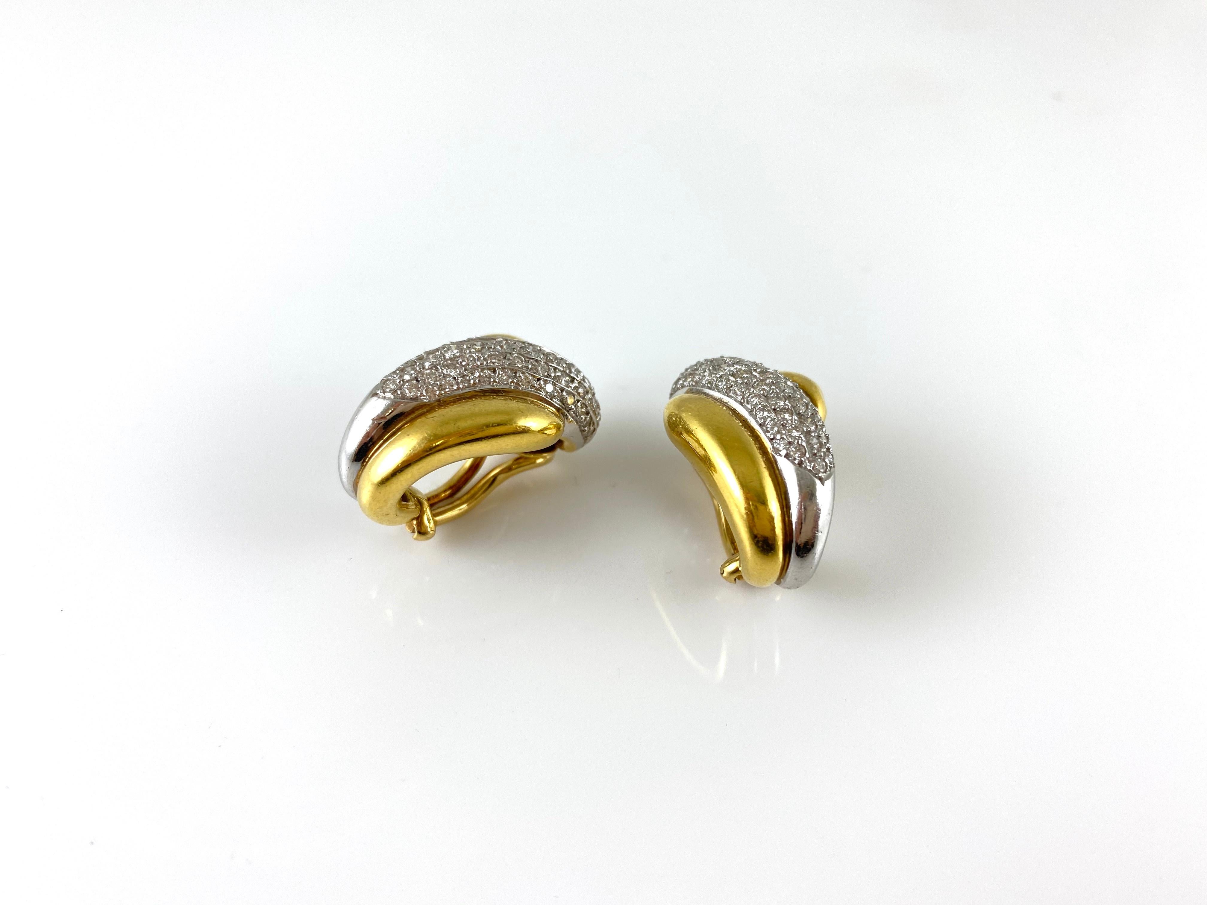 The earrings are finely crafted in 18k yellow gold with diamonds weighing approximately total of 3.50 carat.
Circa 1980.