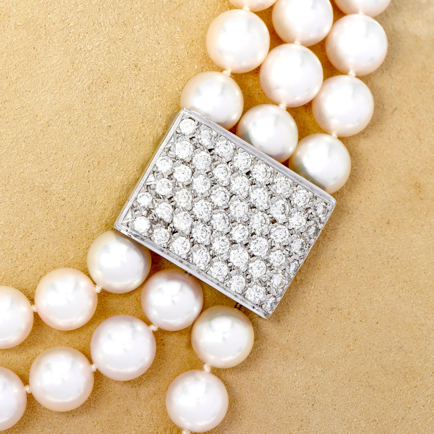 Cluster-Diamant & Perle kombiniert auf einem dreisträngigen Collier von hervorragender Eleganz. 

3 Stränge von 9 mm Perlen mit silbernen und rosafarbenen Untertönen, glänzende Perle, kaum Makel.

 Ein vielseitiger Tragestil mit dem Verschluss auf