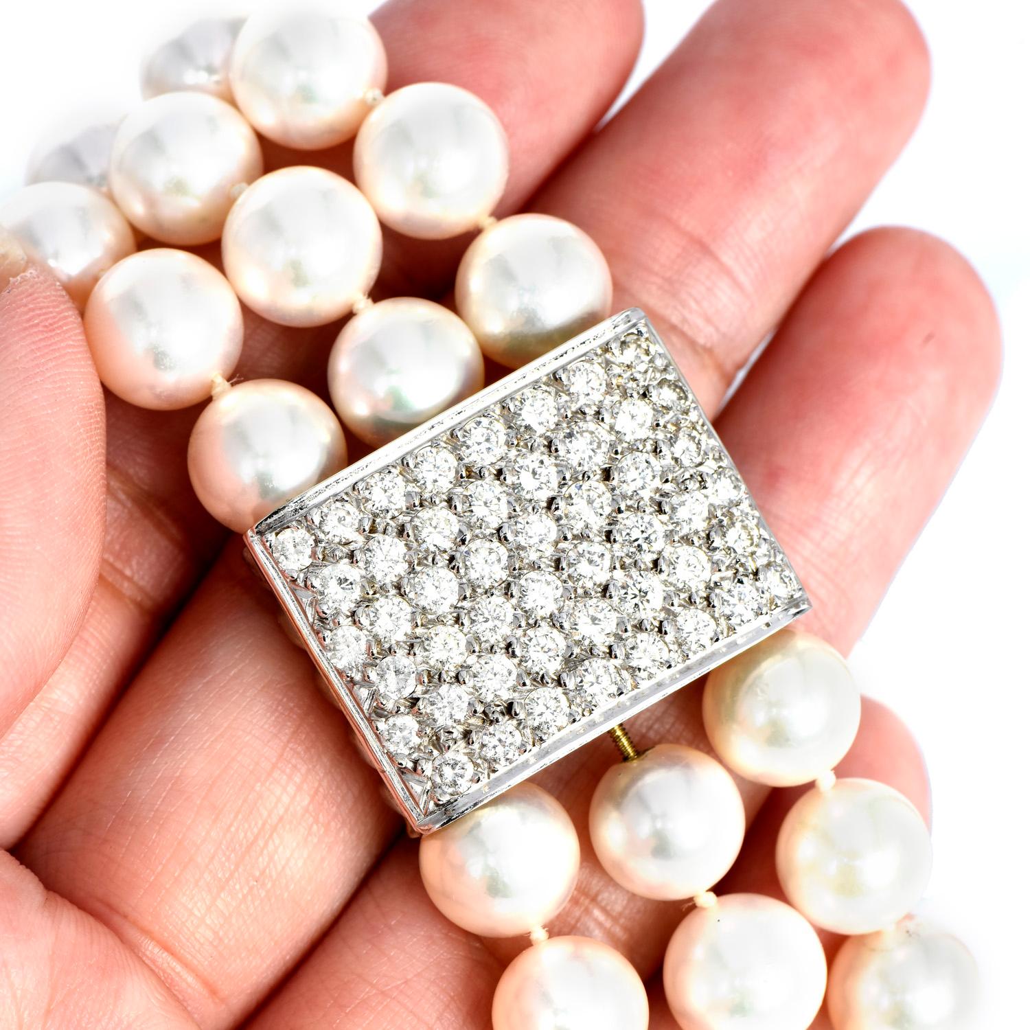 1980's Cluster Diamant Perle Gold Verschluss Drei Strang Halskette im Zustand „Hervorragend“ im Angebot in Miami, FL