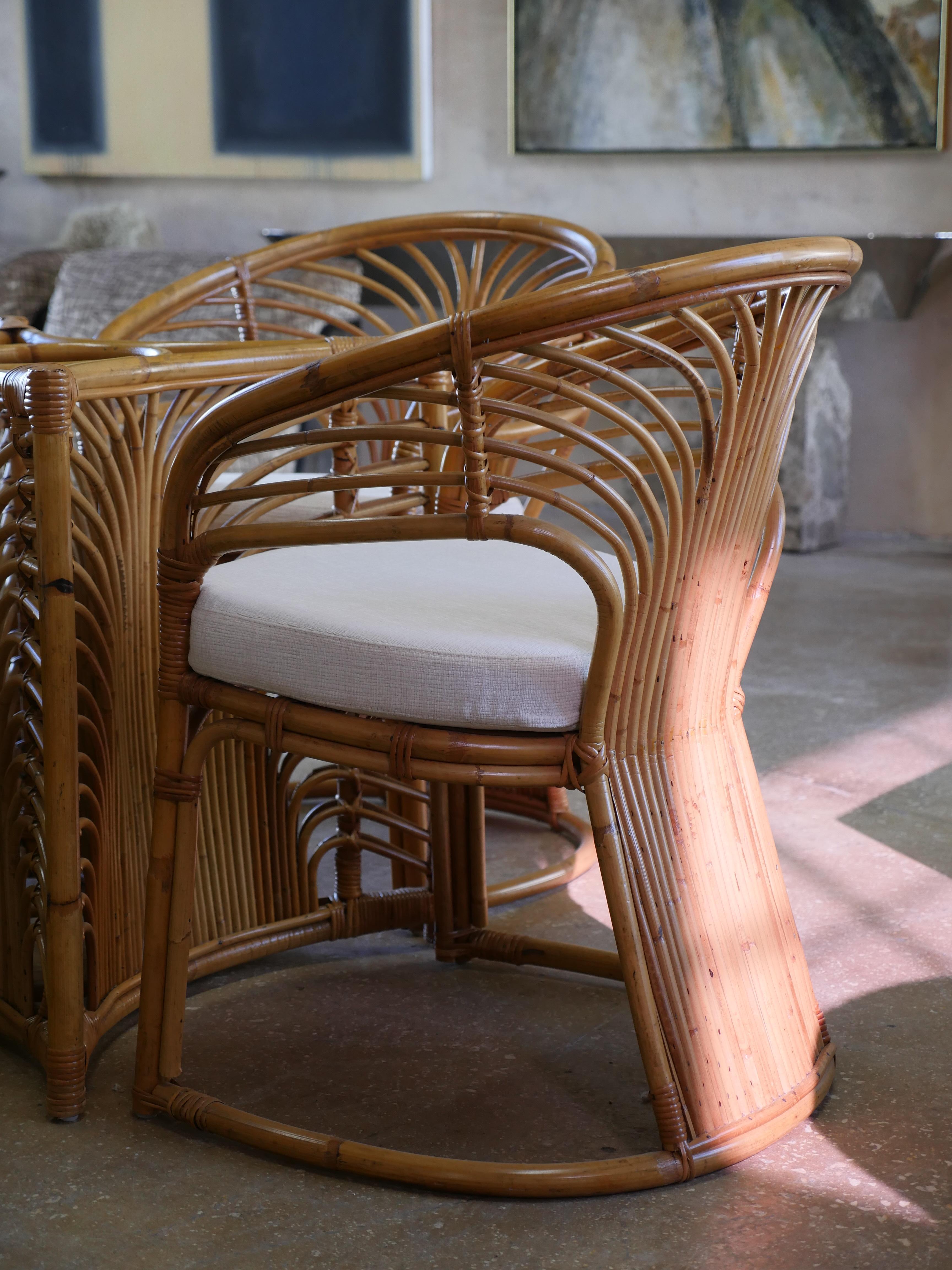 Ensemble de quatre chaises de salle à manger sculpturales en rotin côtier avec tissu chenille du designer Holly Hunt. Les chaises de salle à manger élégantes ont été remises à neuf, tandis que les coussins d'assise ont été fabriqués sur mesure et