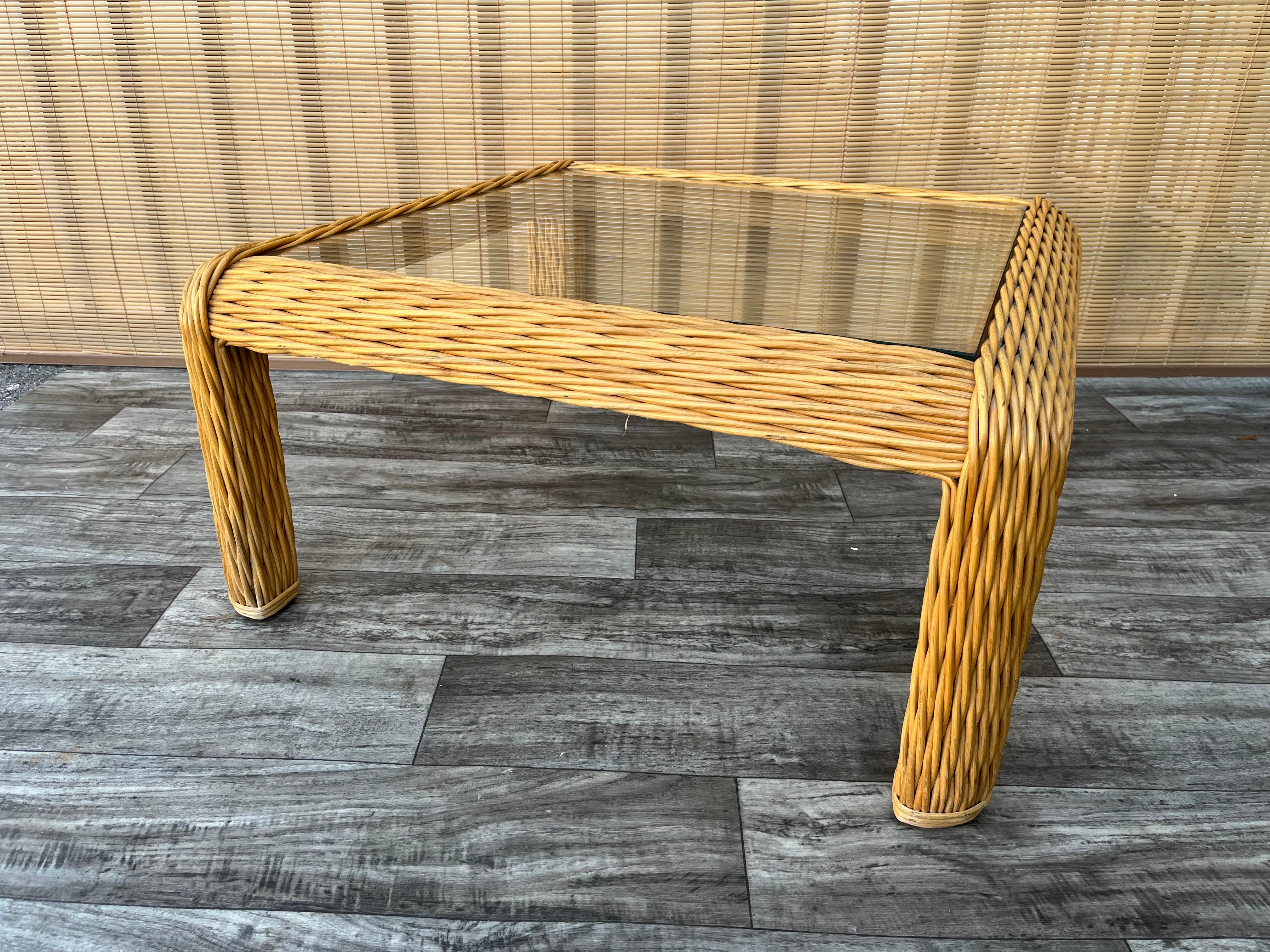 1980s Coastal Style Braided Pencil Reed Rattan Coffee / Cocktail Table In Good Condition For Sale In Miami, FL