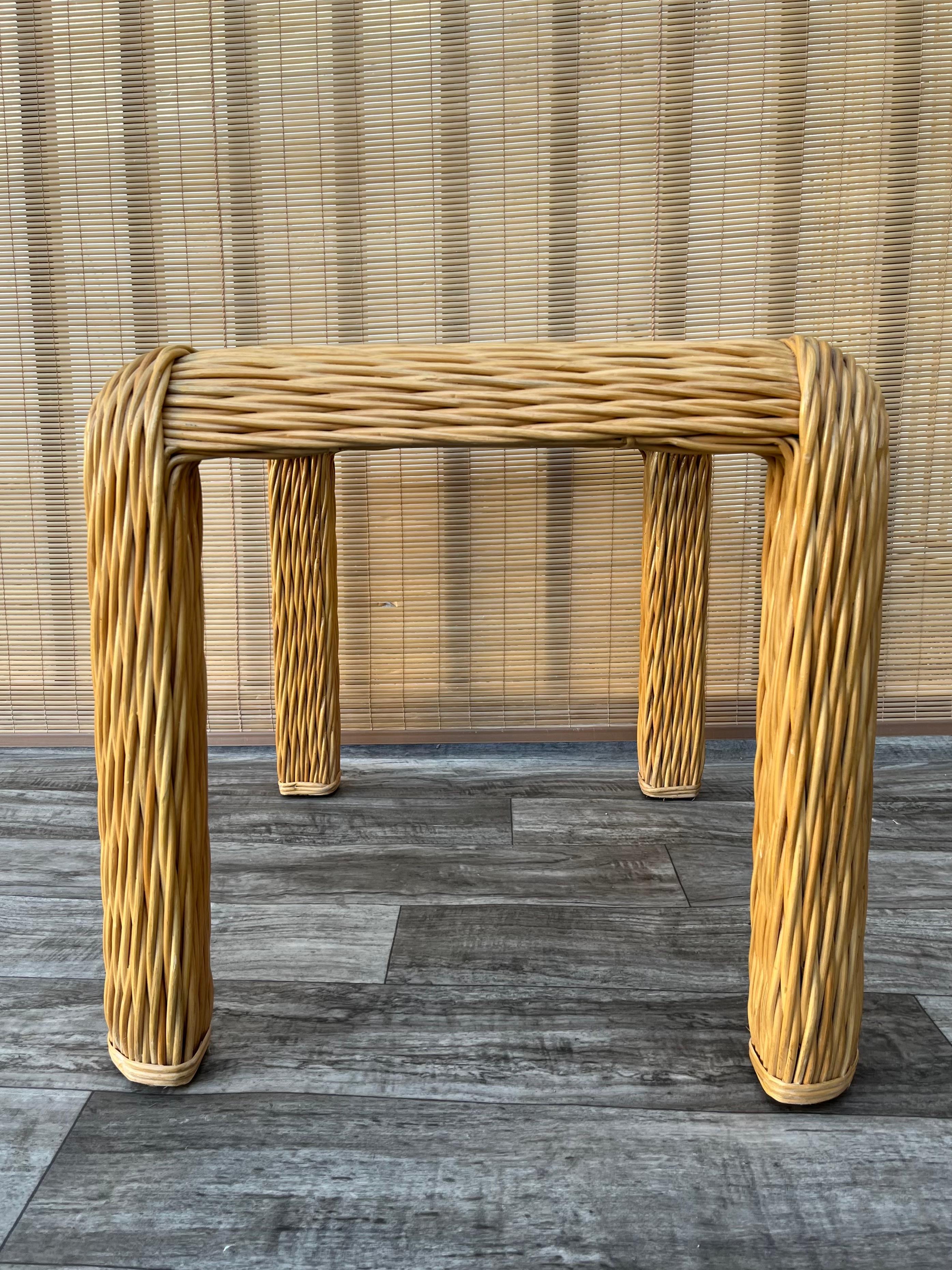 1980s Coastal Style Braided Pencil Reed Rattan Side Table For Sale 4