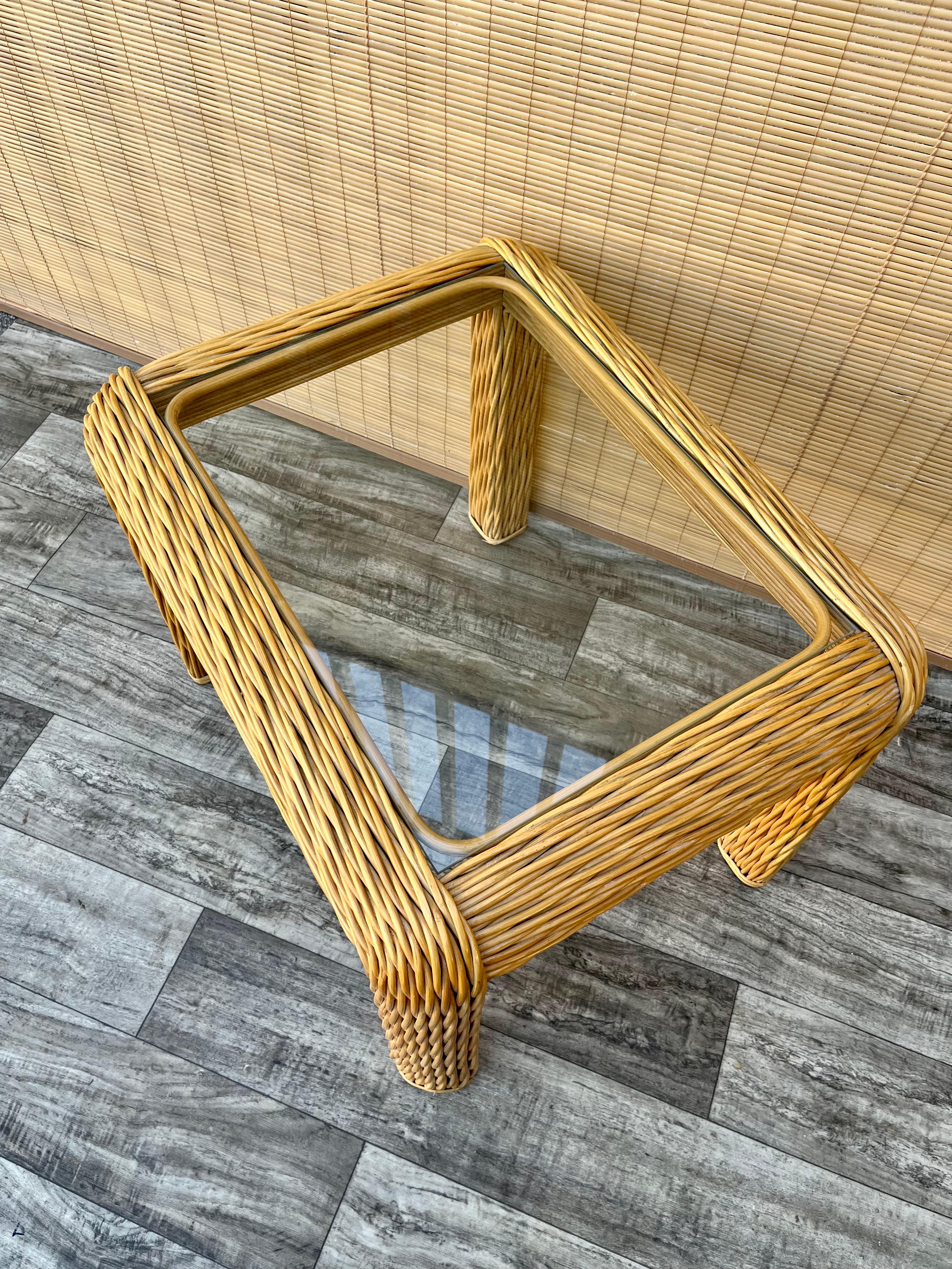 1980s Coastal Style Braided Pencil Reed Rattan Side Table In Good Condition For Sale In Miami, FL