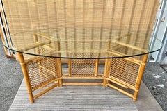 Tavolo da pranzo in rattan con piano in vetro in stile costiero anni '80 di Ficks Reed