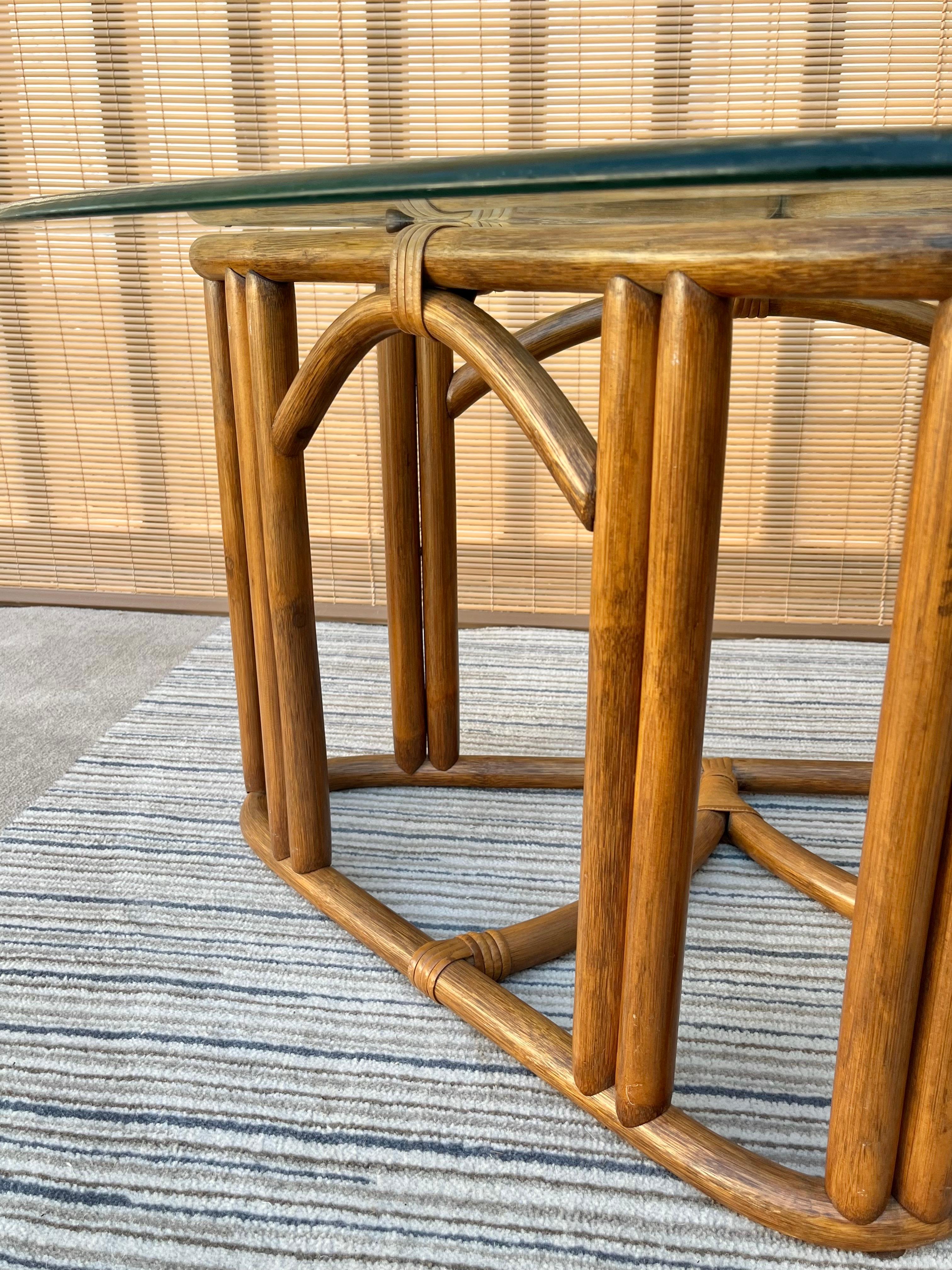 Table basse triangulaire en rotin de style côtier des années 1980 dans le style Franco Albini en vente 4