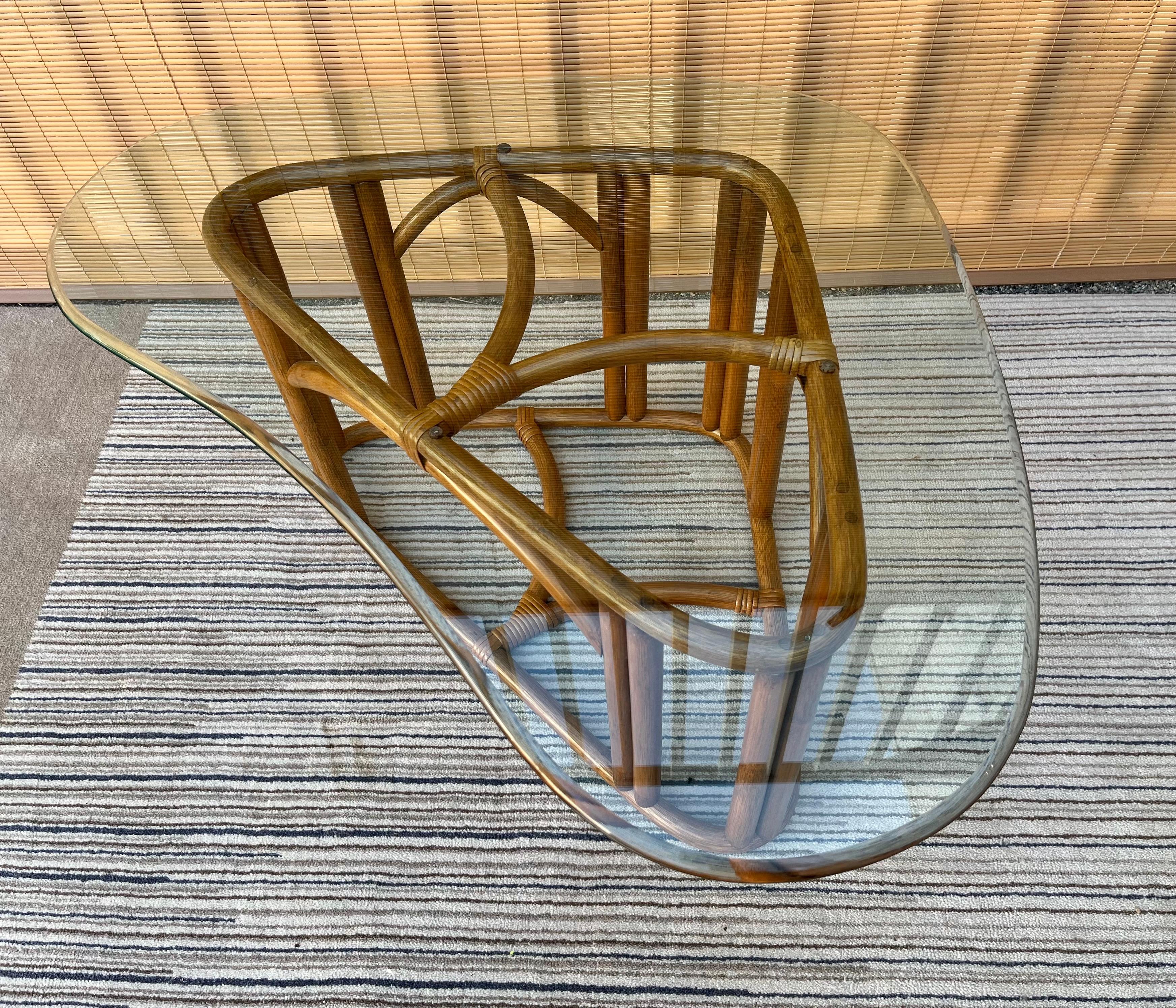 Mid-Century Modern Table basse triangulaire en rotin de style côtier des années 1980 dans le style Franco Albini en vente