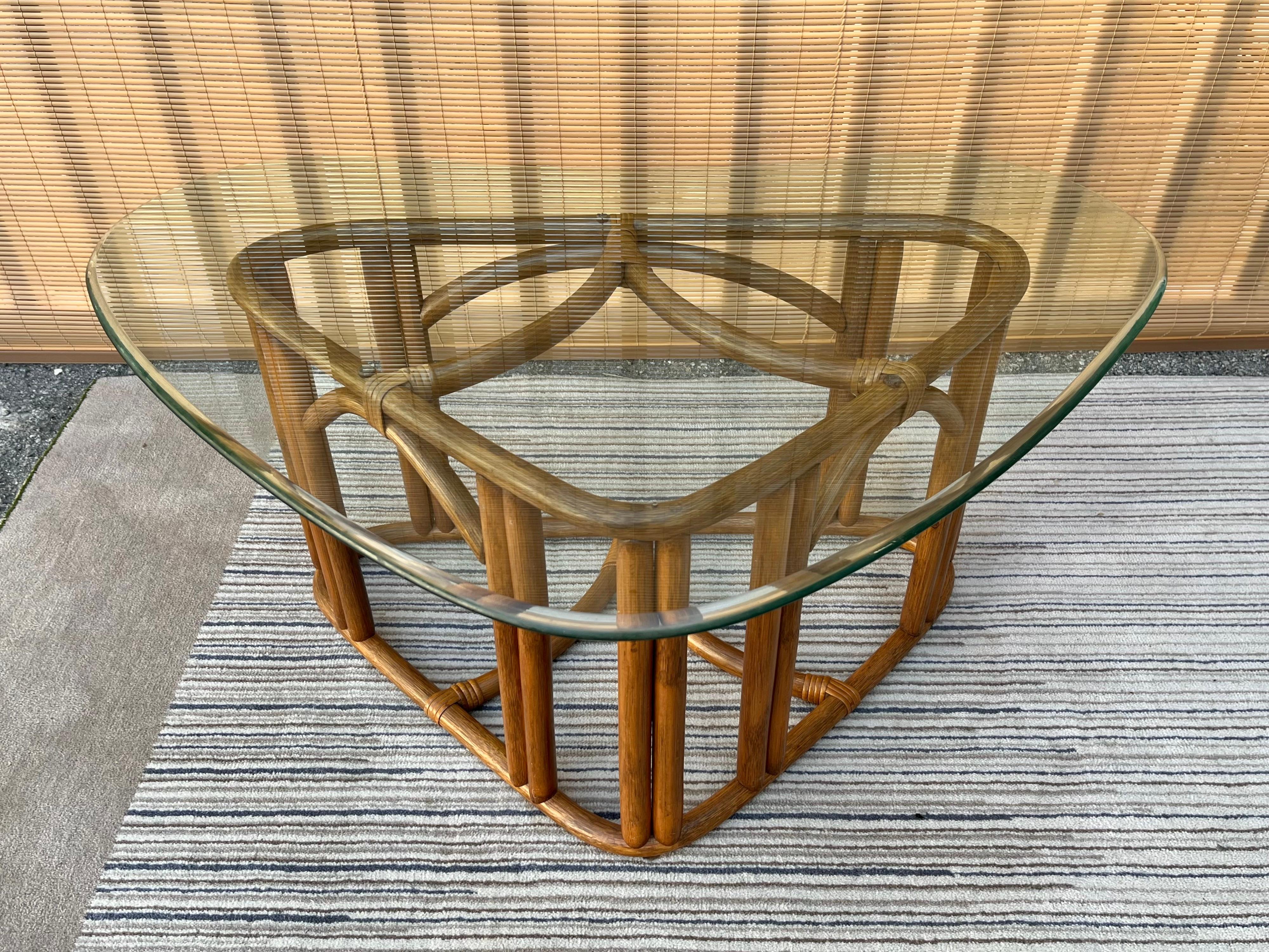 Inconnu Table basse triangulaire en rotin de style côtier des années 1980 dans le style Franco Albini en vente