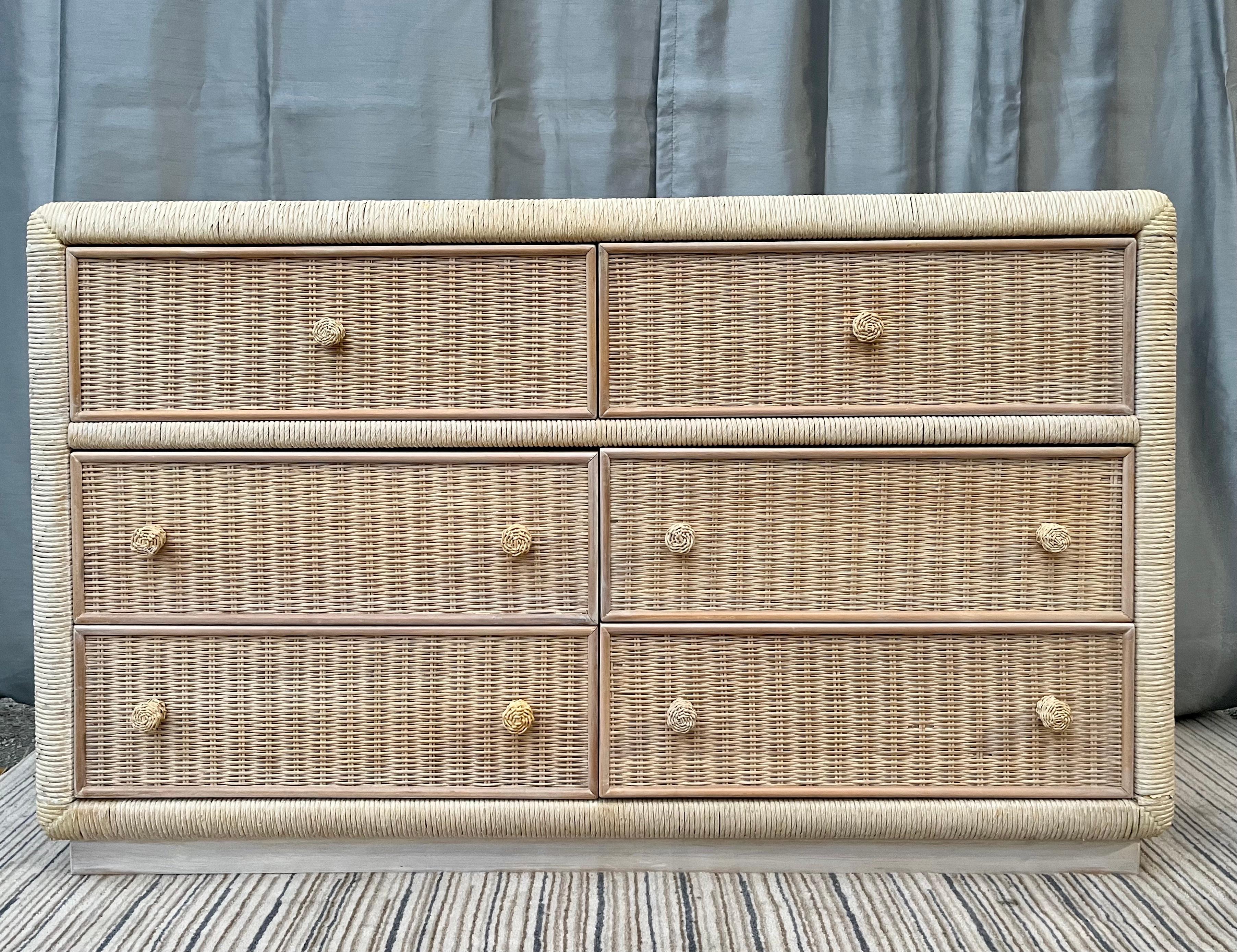 Vintage Hollywood Regency coastal style wicker six drawers dresser by Broyhill Furniture USA. Circa 1980s. 
Features a compact size perfect for any small area or room, six spacious drawers with wicker handles, a body wrapped in a beautifully weaved