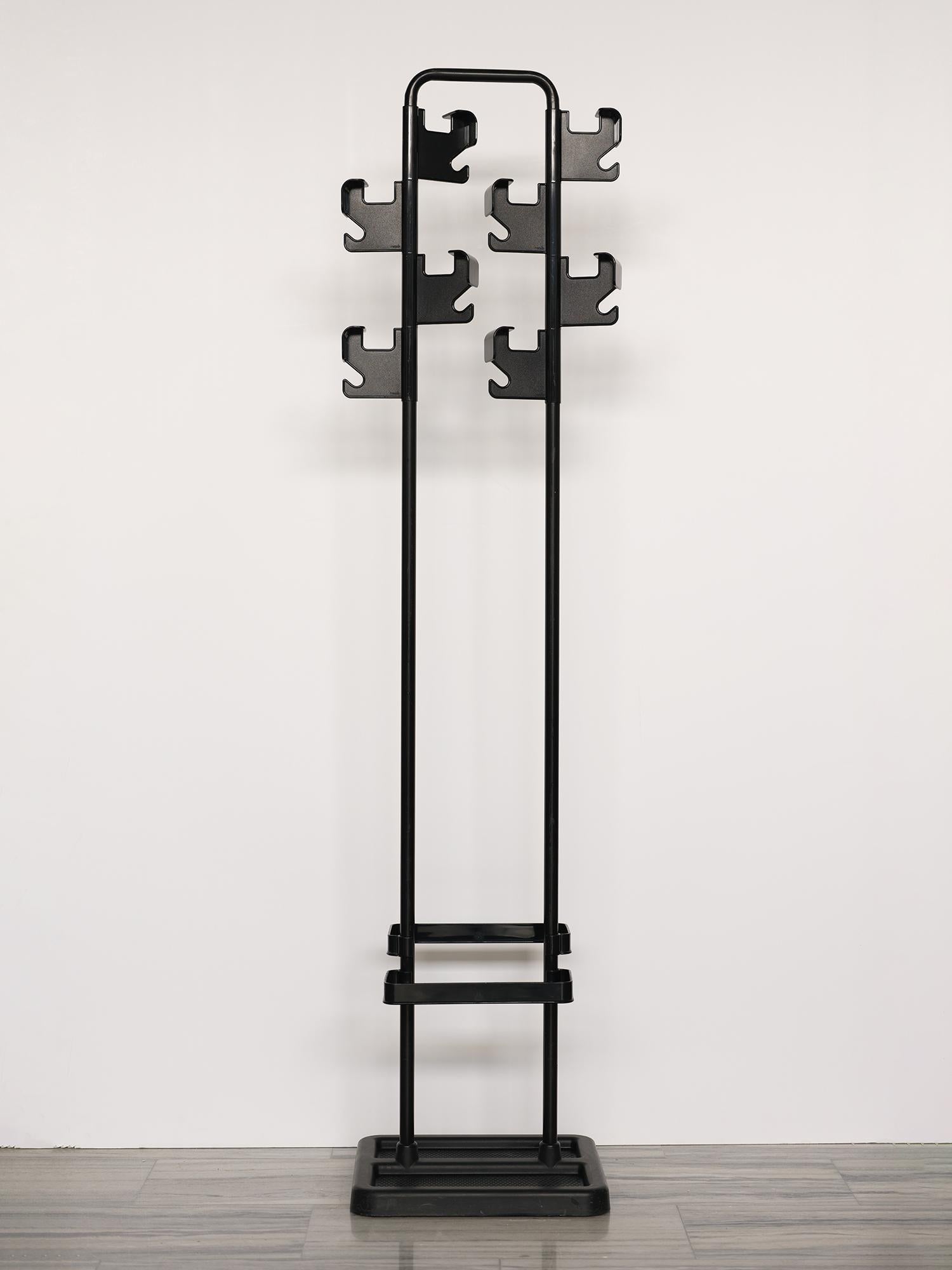 Porte-manteau post-moderne des années 1980 de Jean-Pierre Vitrac pour Manade.
Magnifique design qui ressemble à une œuvre d'art sculpturale et qui peut se suffire à lui-même.