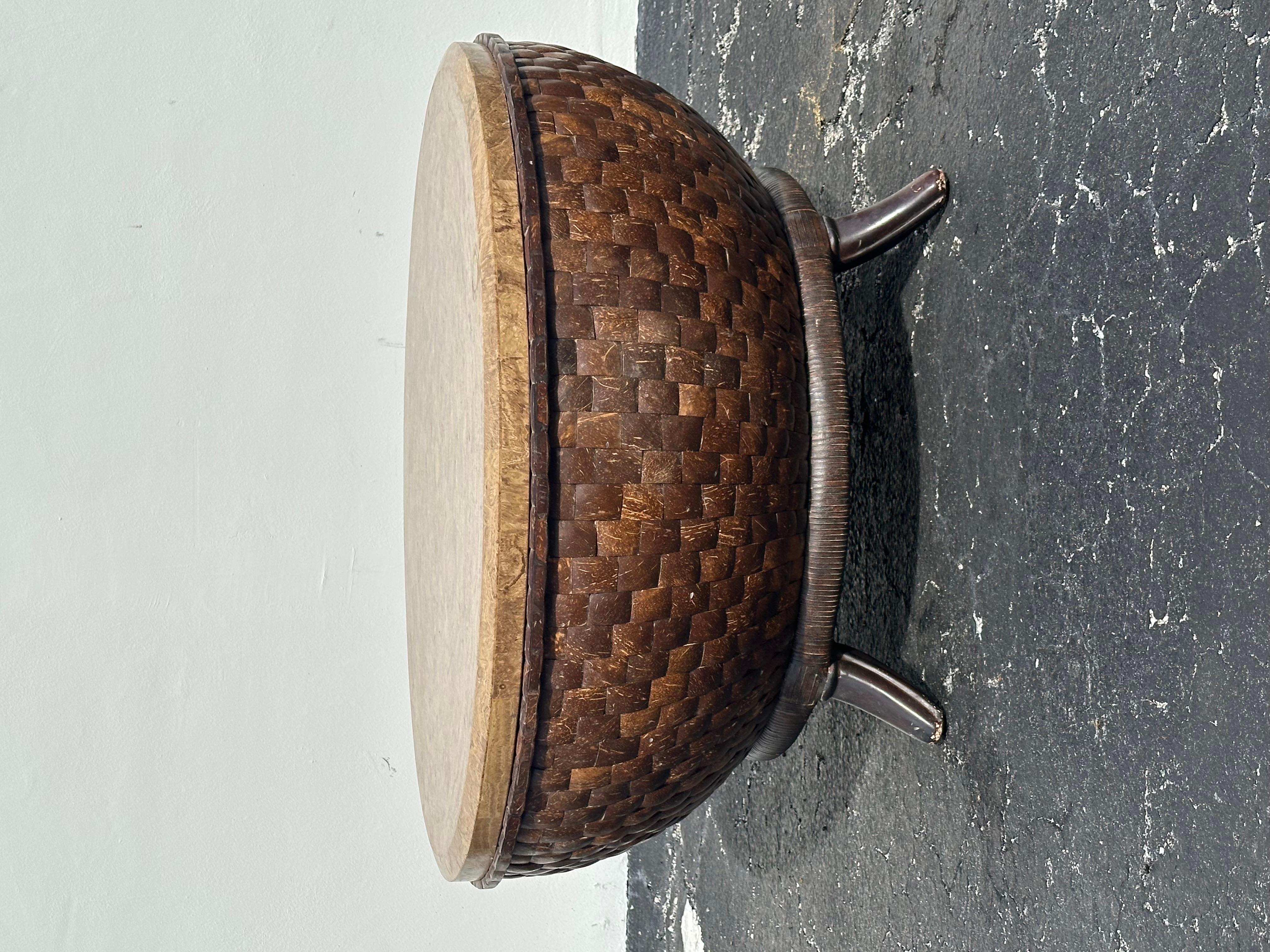 En esta ocasión te ofrecemos una de las mesas de centro con patas de garra de madera y hierro de textura escultórica más impresionantes que puedas encontrar. El diseño es extraordinario en todas partes. ¡La hermosa mesa es una pieza única y llena de