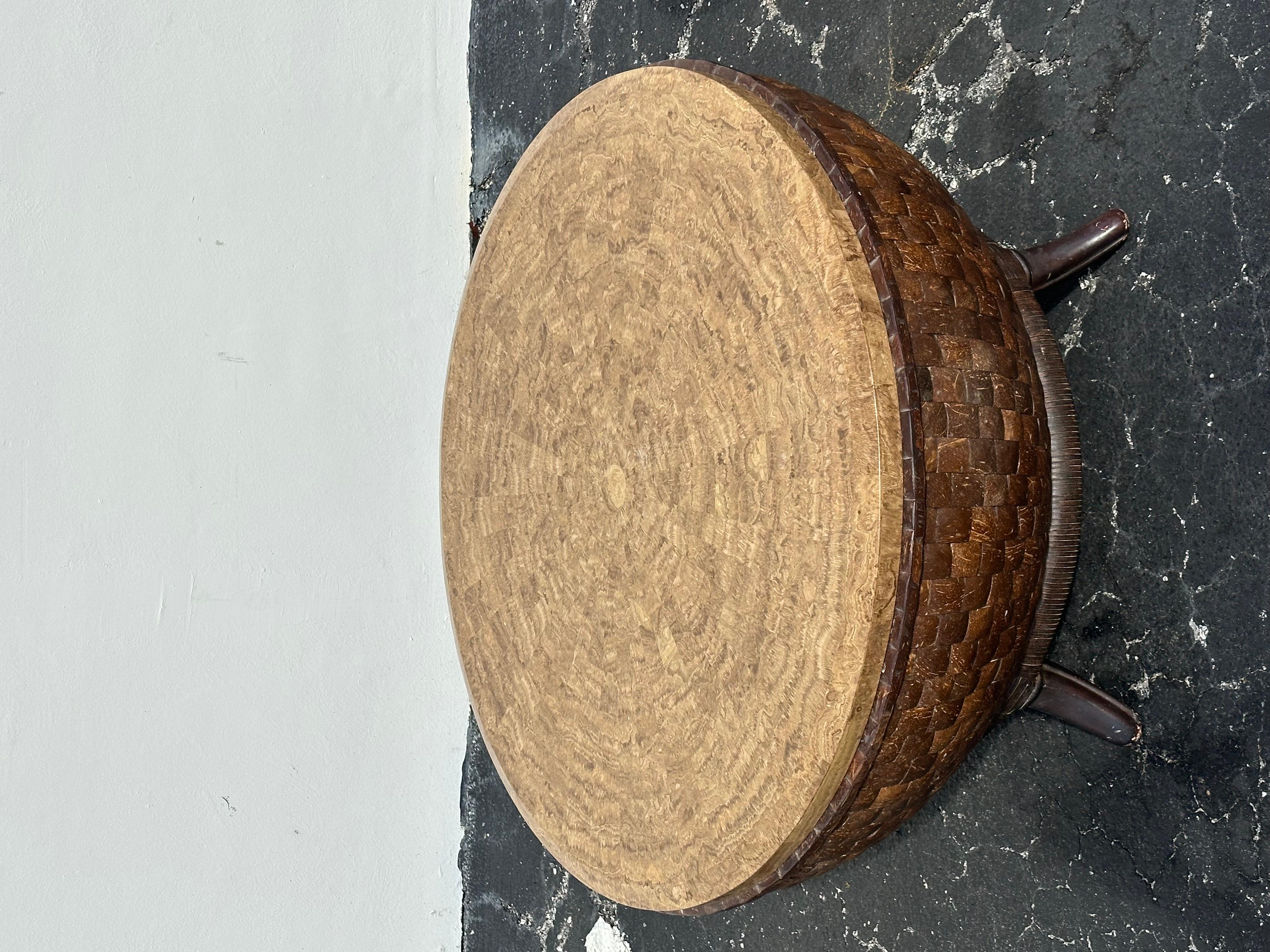 Mesa de centro escultórica de madera de coco de los años 80 Bohemio en venta
