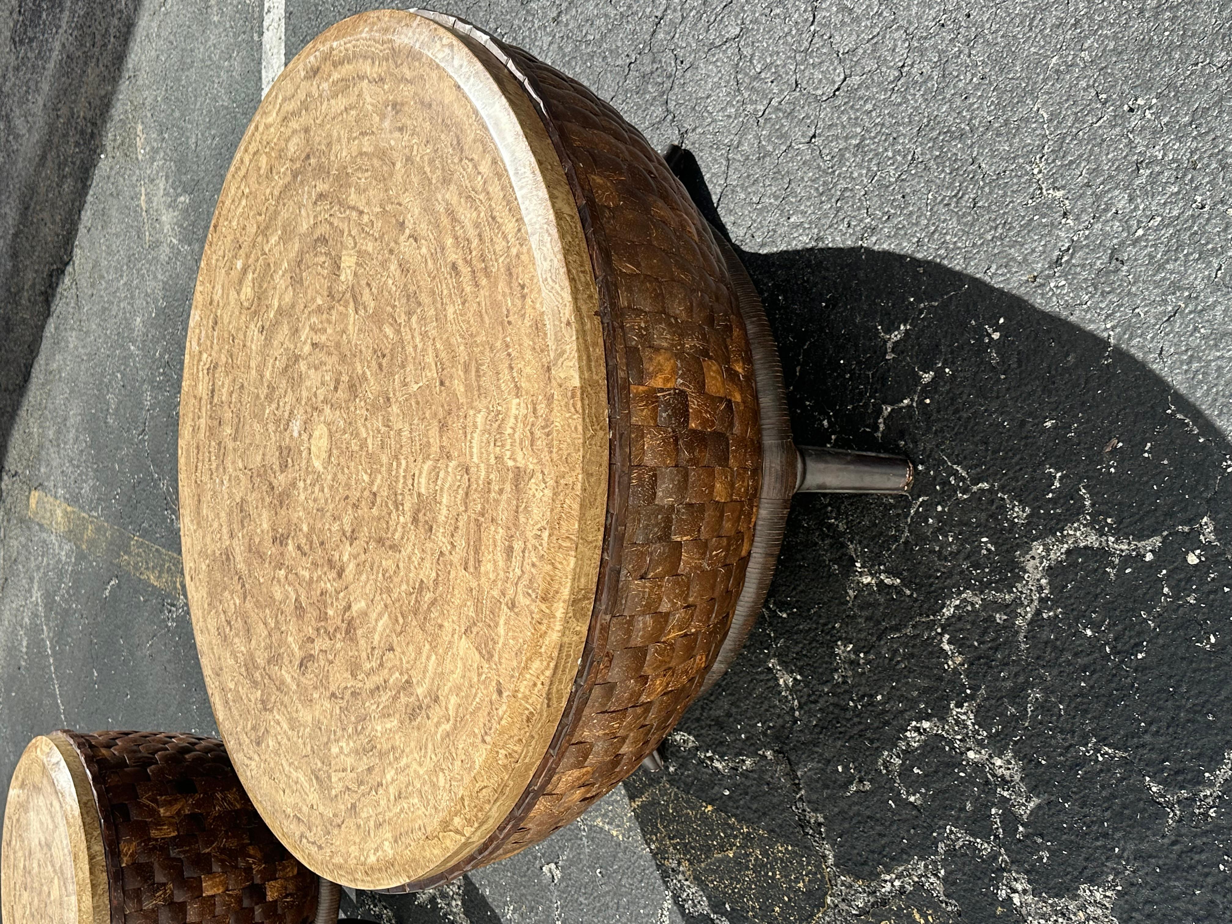 Mesa de centro escultórica de madera de coco de los años 80 Filipino en venta