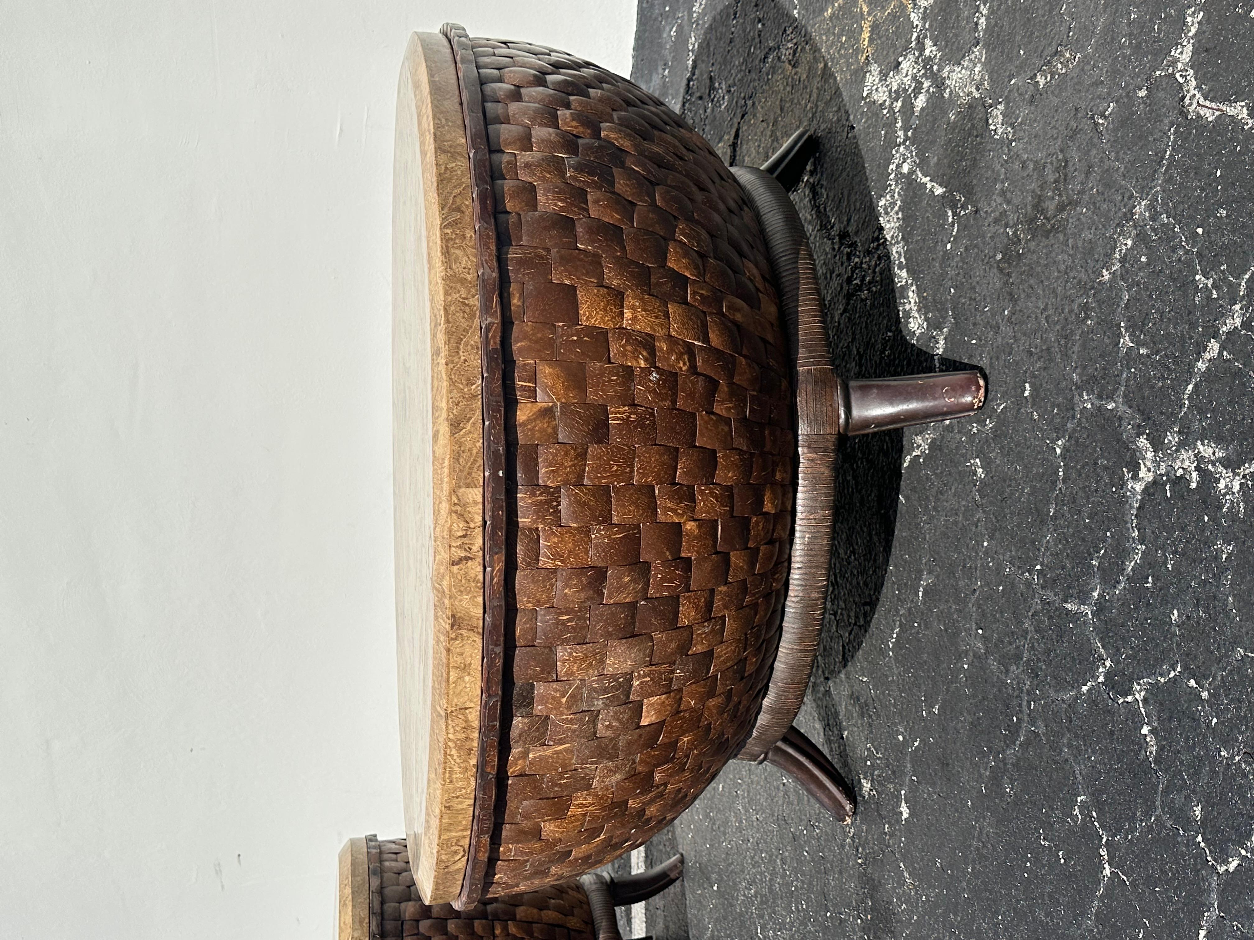 Mesa de centro escultórica de madera de coco de los años 80 finales del siglo XX en venta