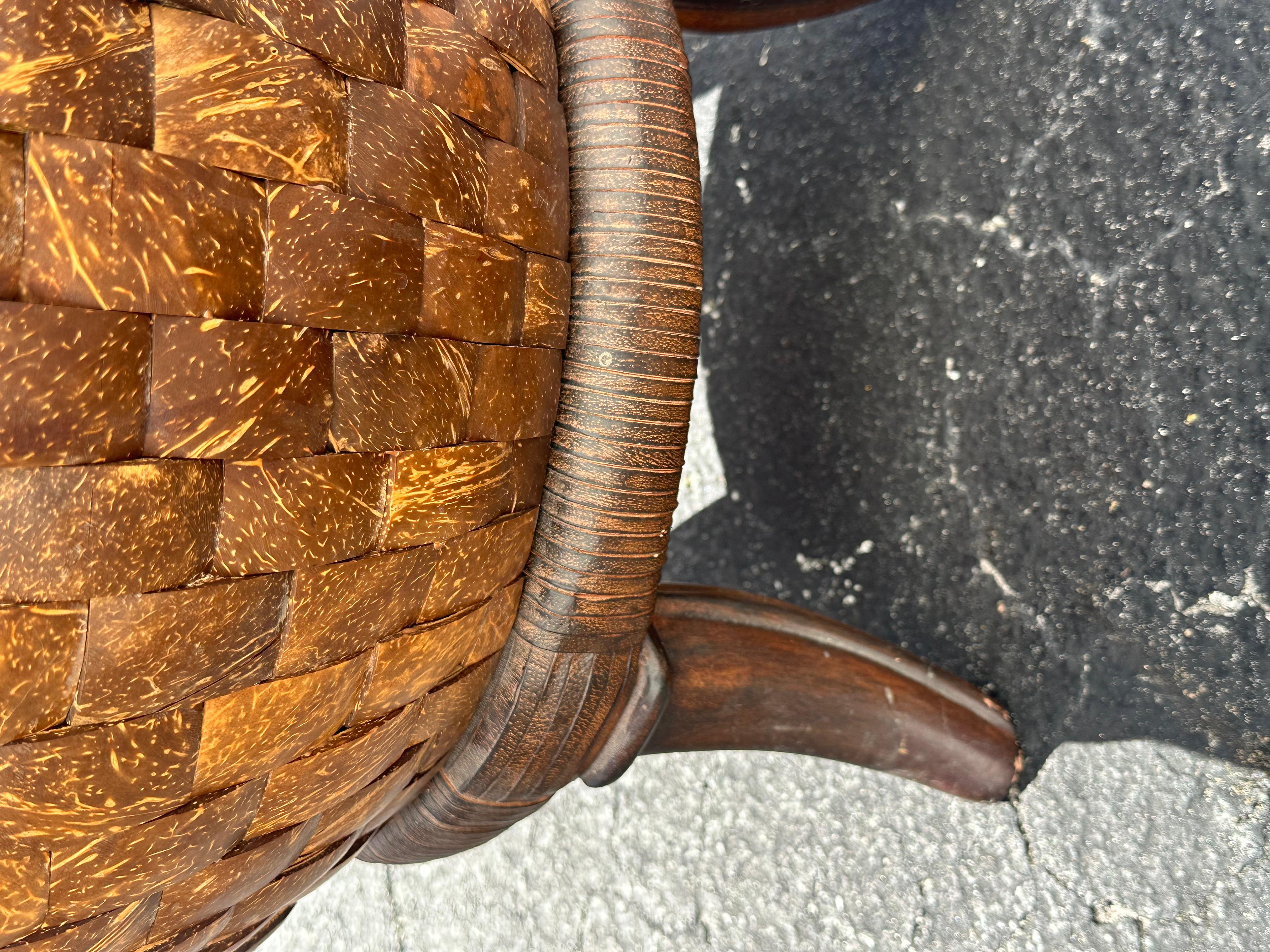 Mesa de centro escultórica de madera de coco de los años 80 Piedra en venta