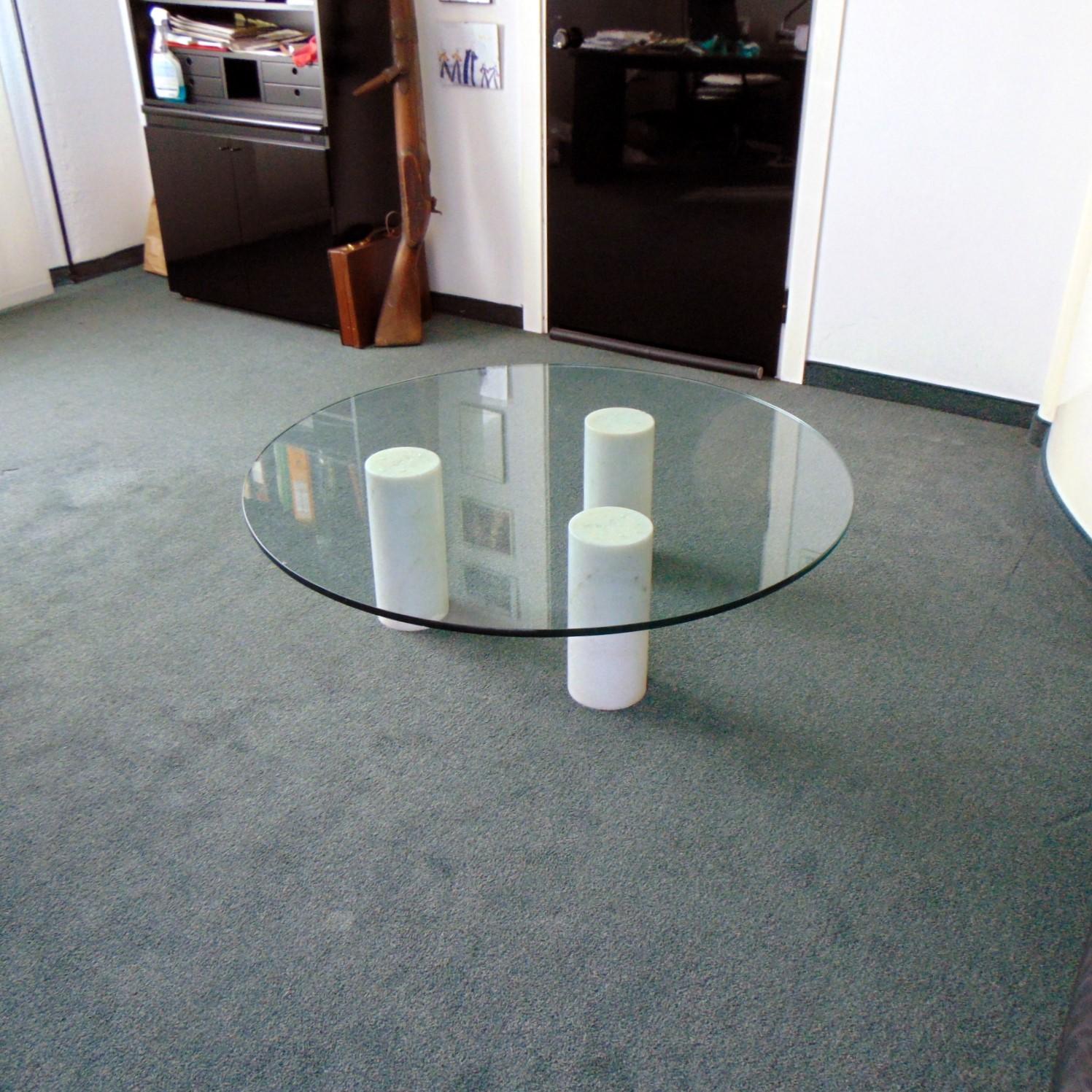 Table basse italienne des années 1980, pieds cylindriques en marbre blanc et plateau en verre en vente 4