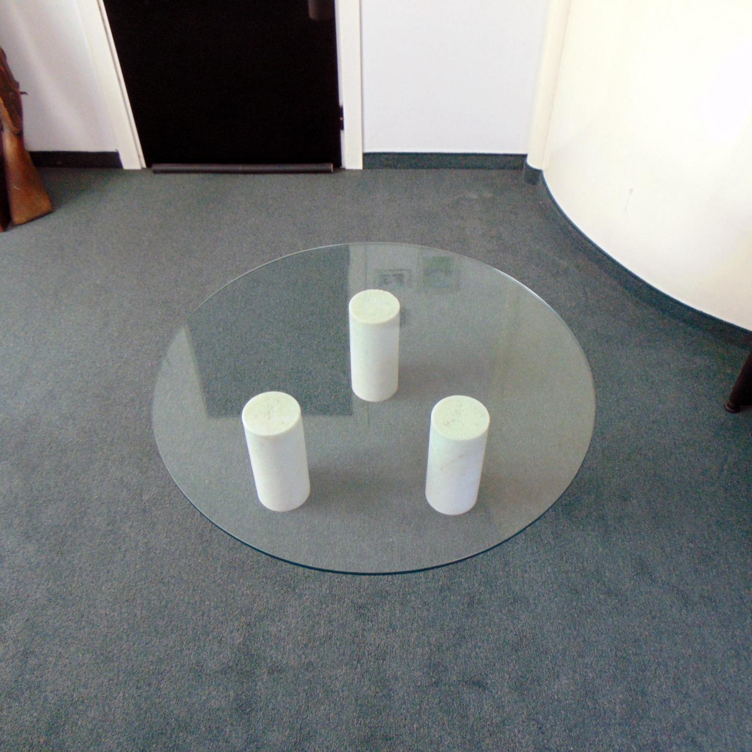 1980s Coffee Table, Italian White Marble Cylindric Legs and Glass Top For Sale 7