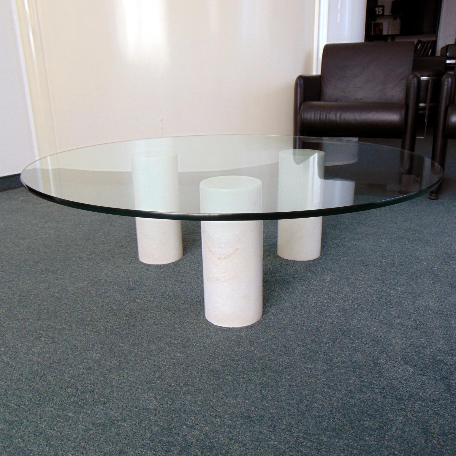 Polished 1980s Coffee Table, Italian White Marble Cylindric Legs and Glass Top For Sale