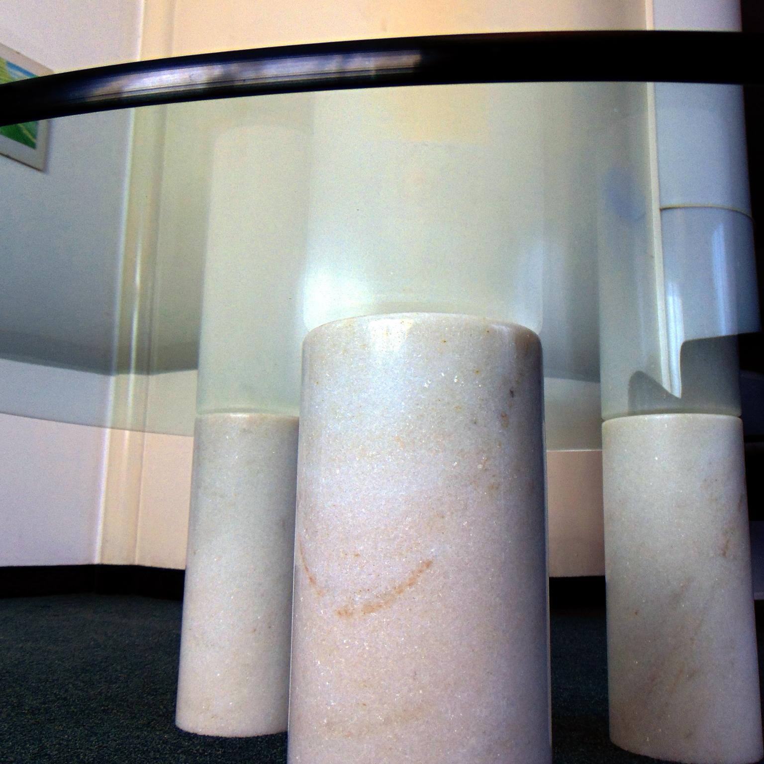 Table basse italienne des années 1980, pieds cylindriques en marbre blanc et plateau en verre en vente 2