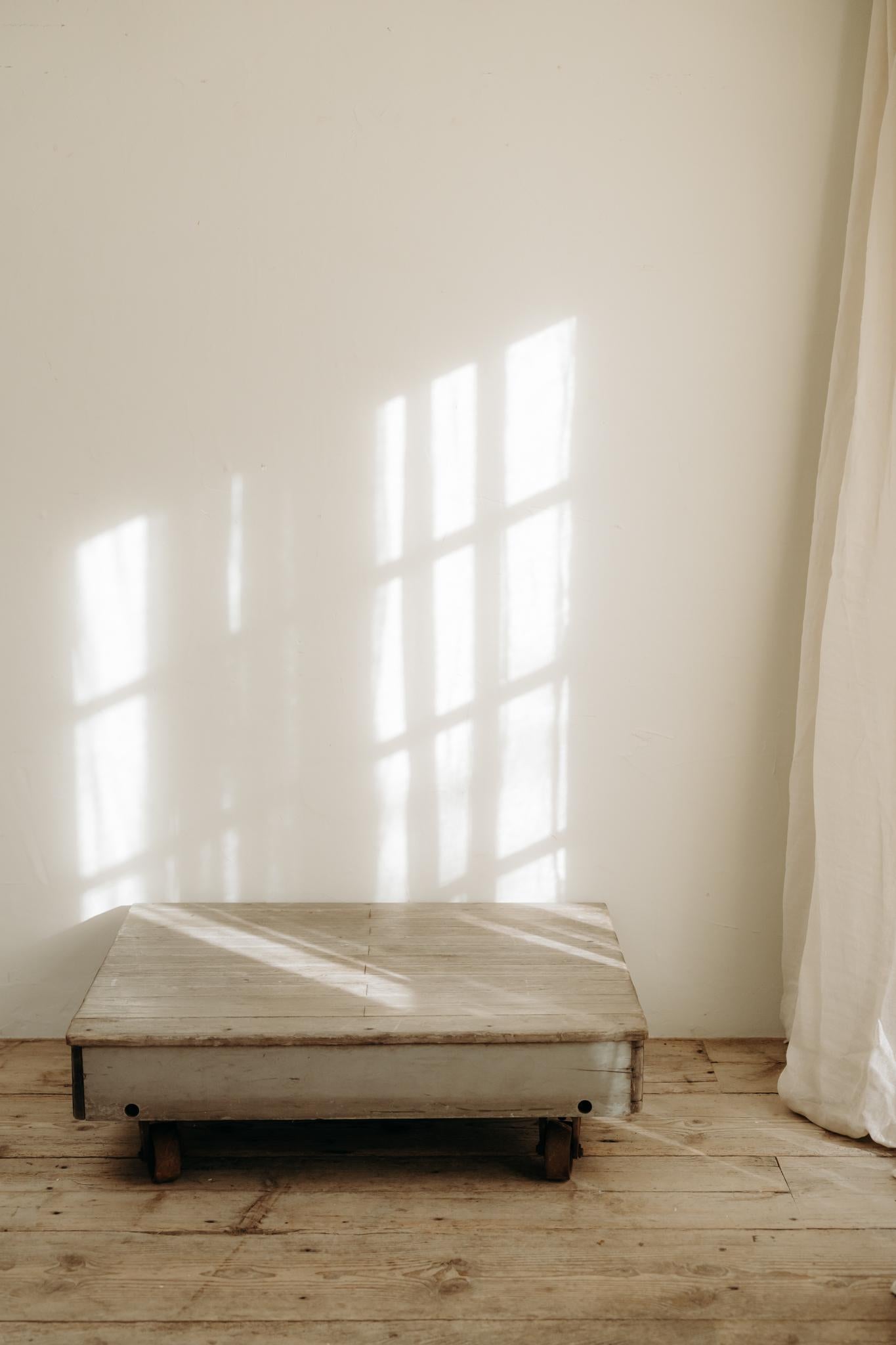 1980's coffee table on wheels For Sale 5