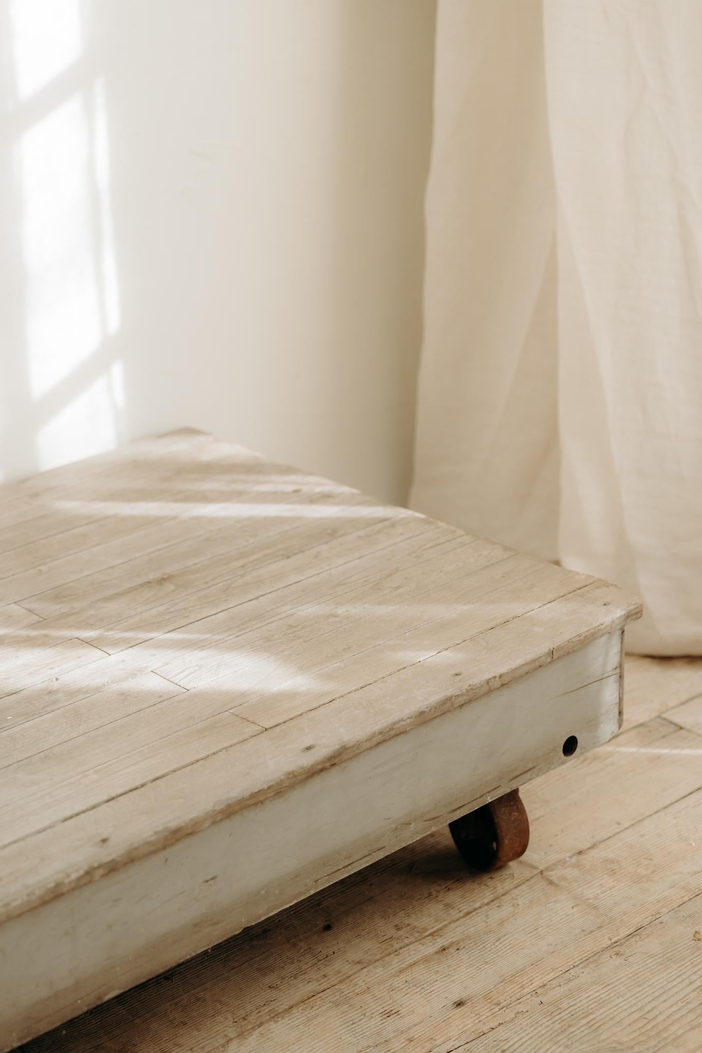 1980's coffee table on wheels For Sale 7