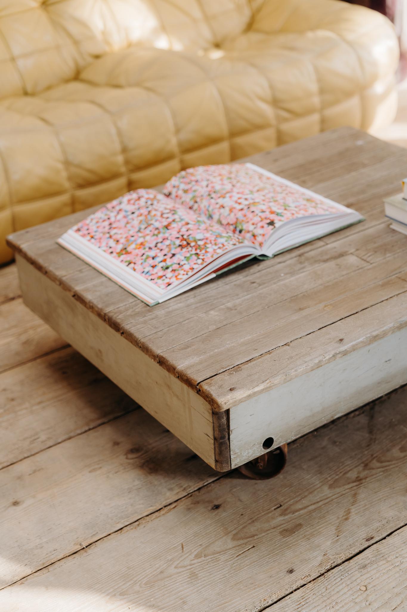 1980's coffee table on wheels For Sale 11