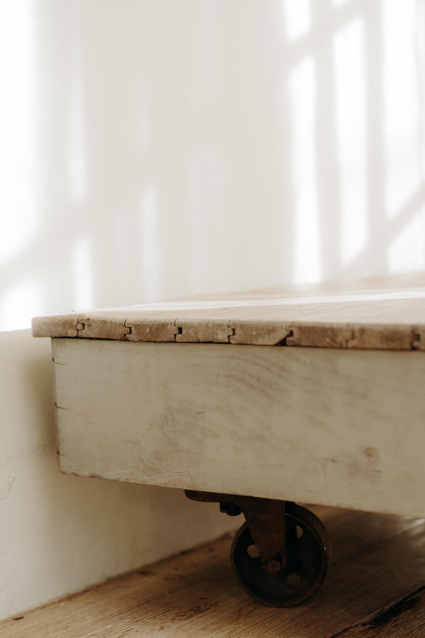 20th Century 1980's coffee table on wheels For Sale