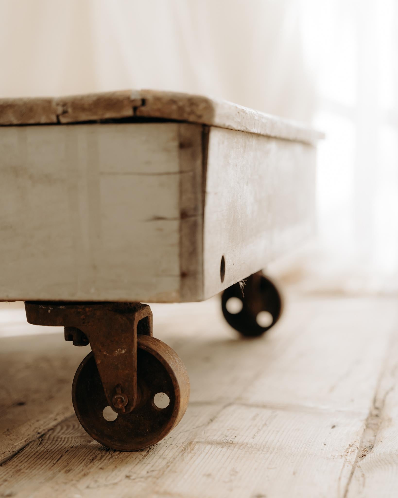 1980's coffee table on wheels For Sale 1