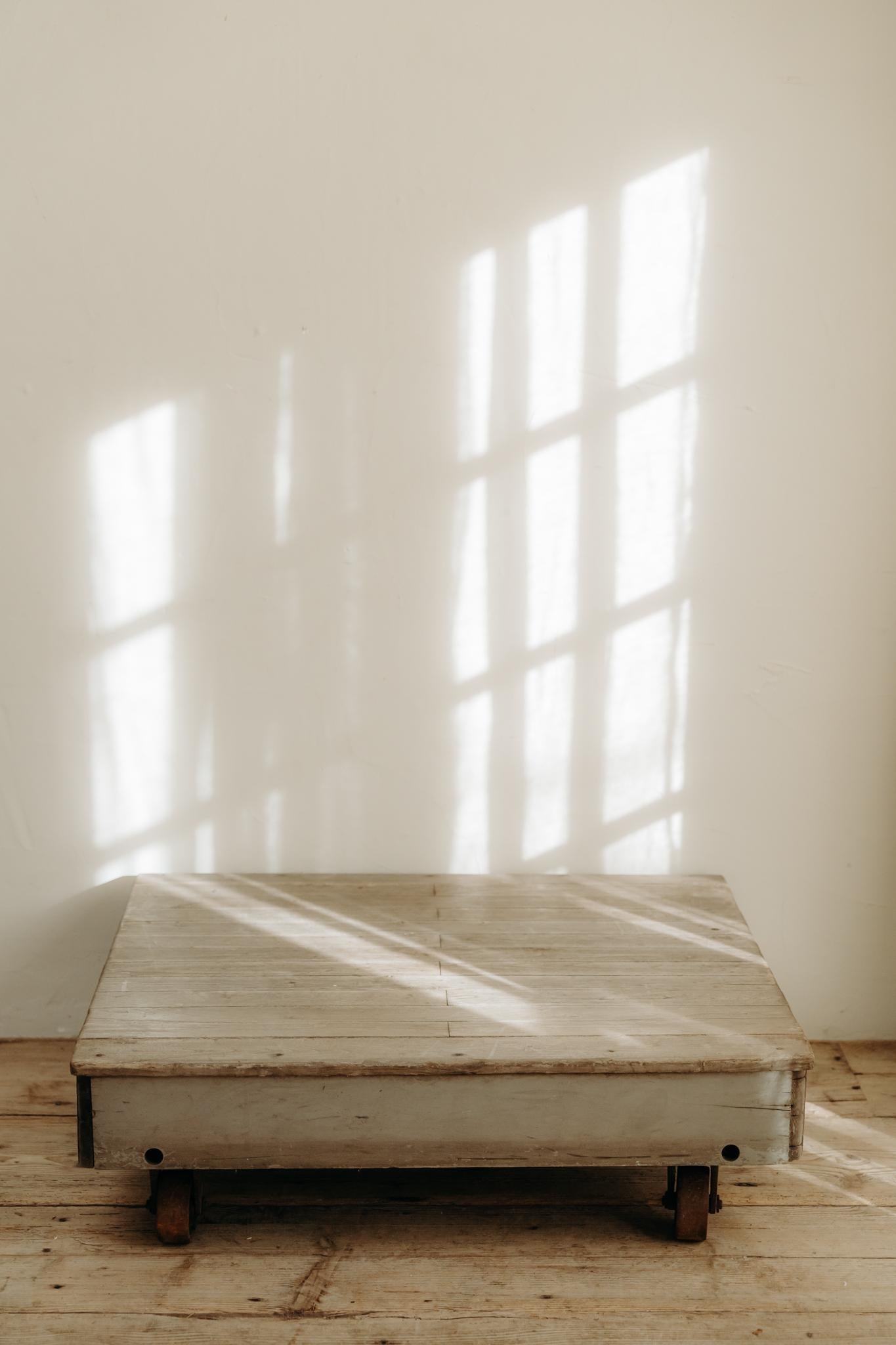 1980's coffee table on wheels For Sale 3