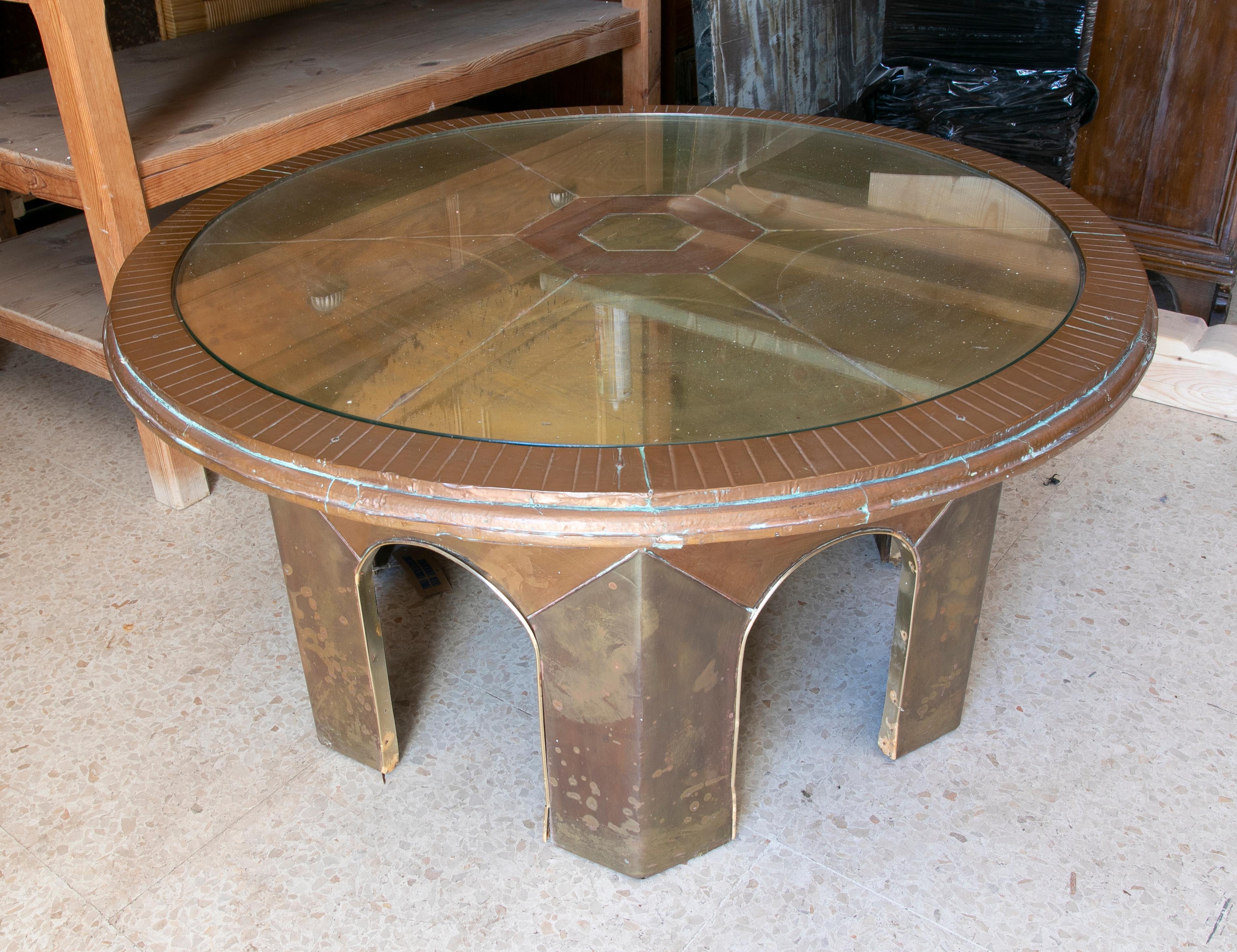 table basse des années 1980 avec cadre en bois et plateau en laiton bicolore