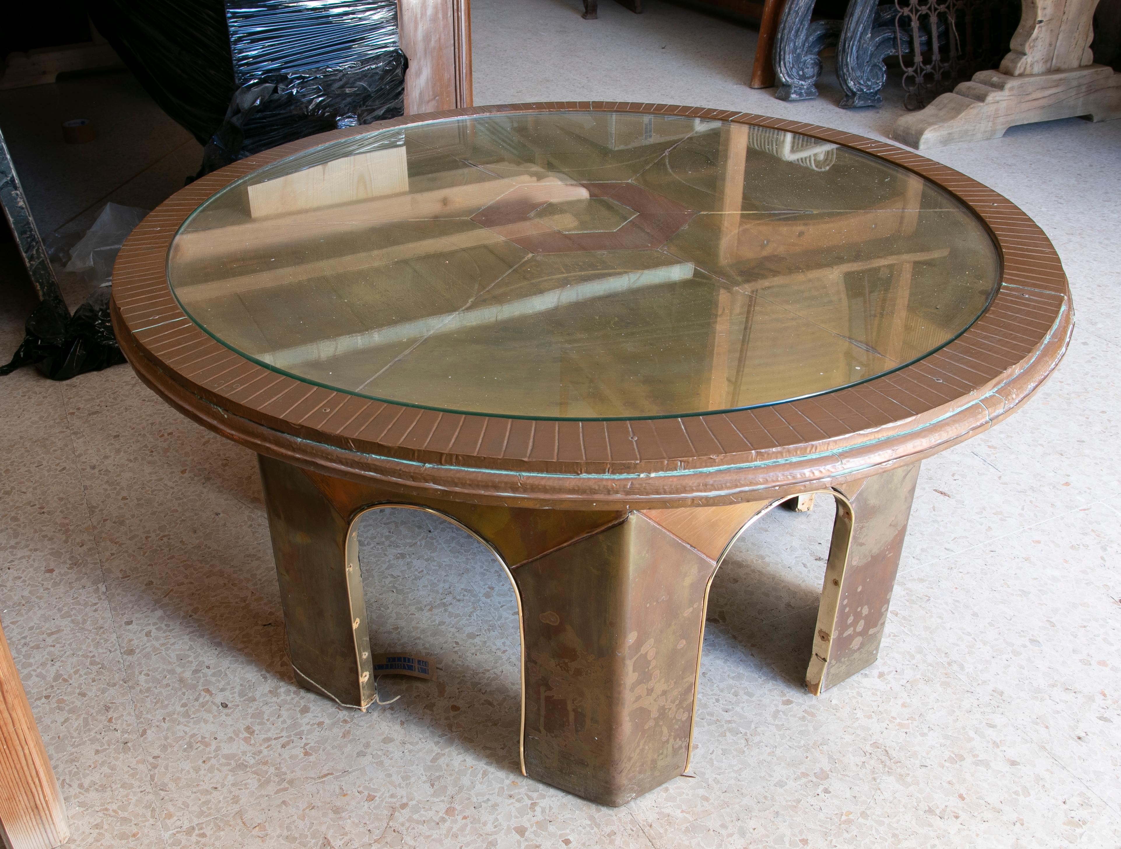 1980s Coffee Table with Wooden Frame and Two Coloured Brass Top In Good Condition For Sale In Marbella, ES