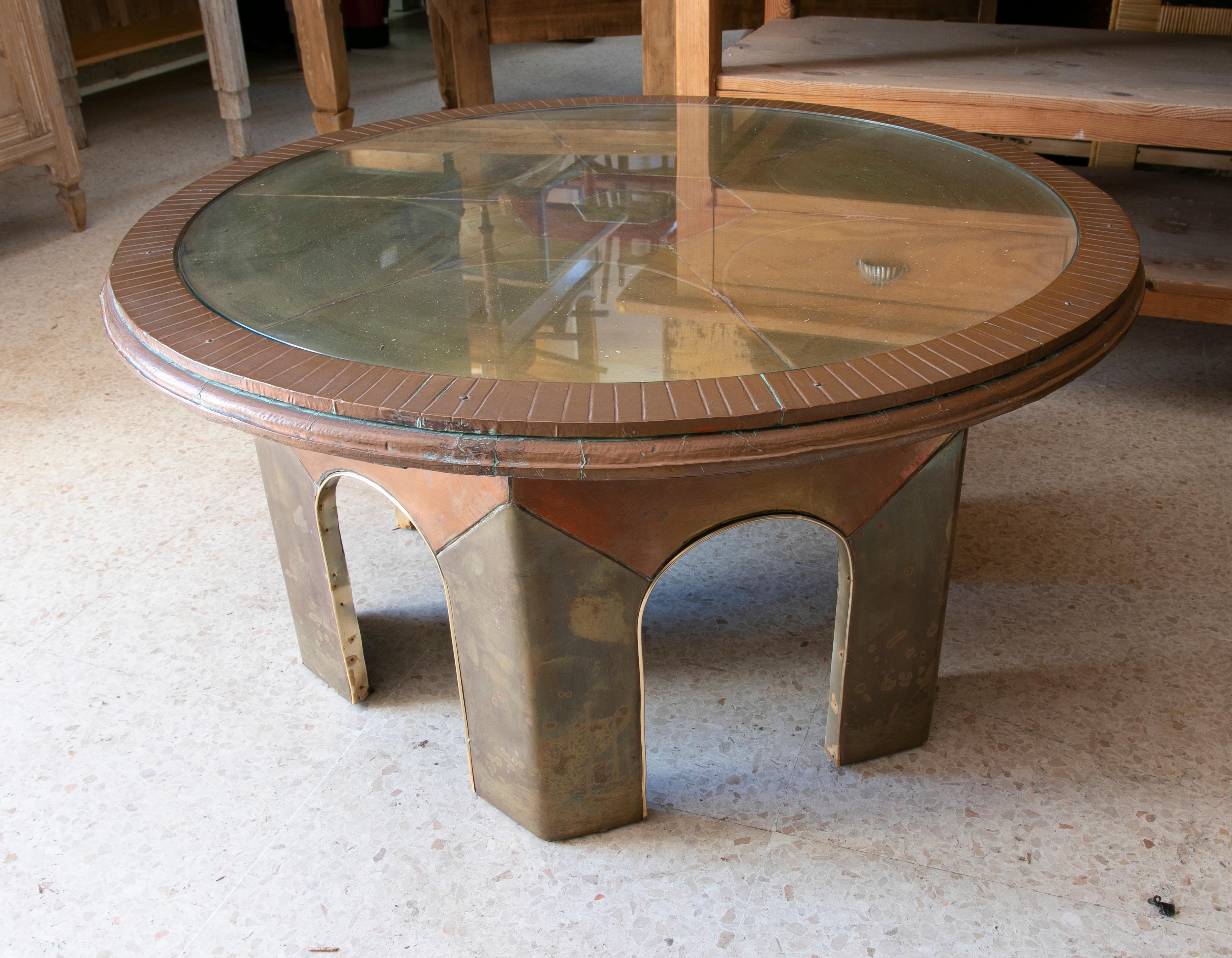 20th Century 1980s Coffee Table with Wooden Frame and Two Coloured Brass Top For Sale