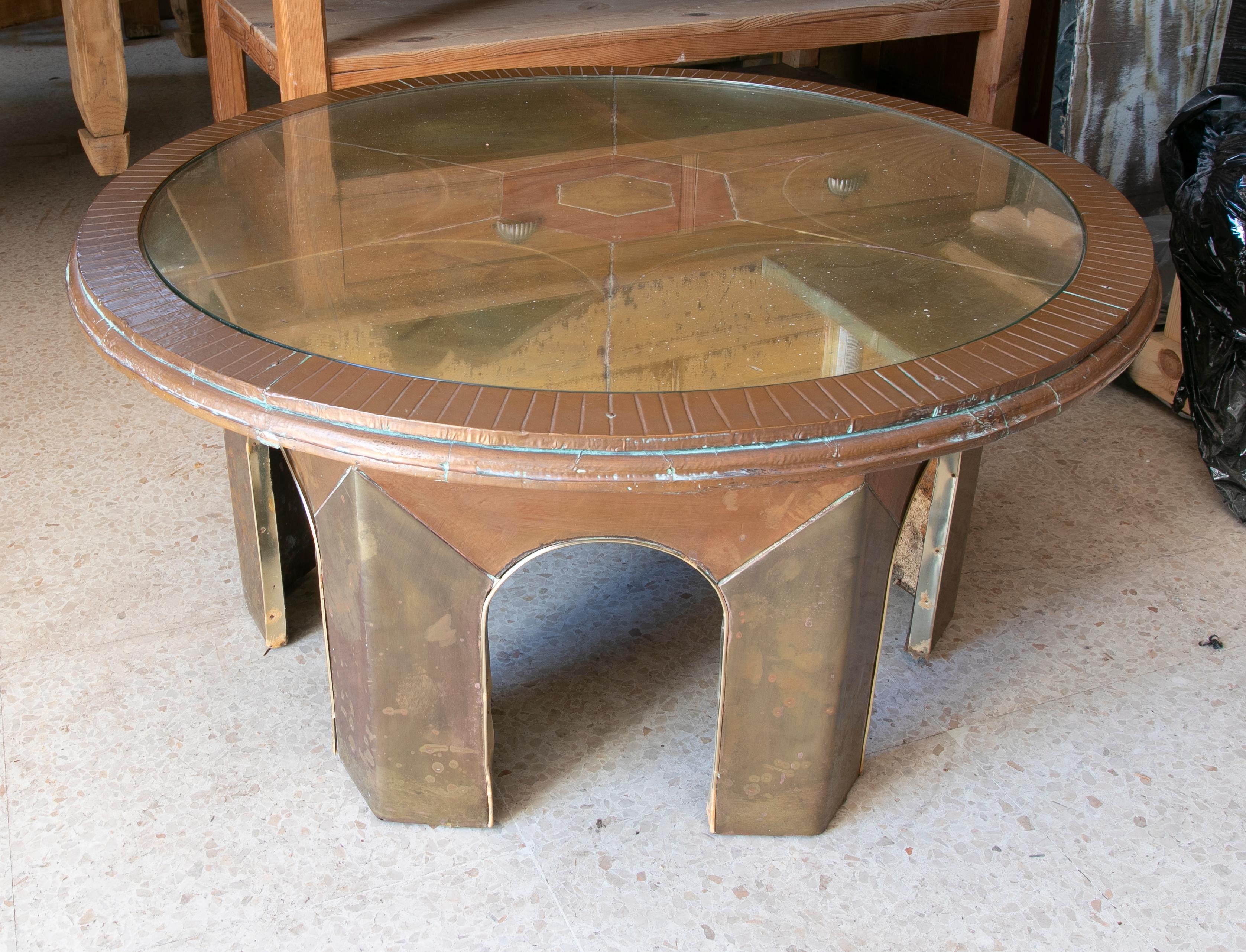 1980s Coffee Table with Wooden Frame and Two Coloured Brass Top For Sale 1