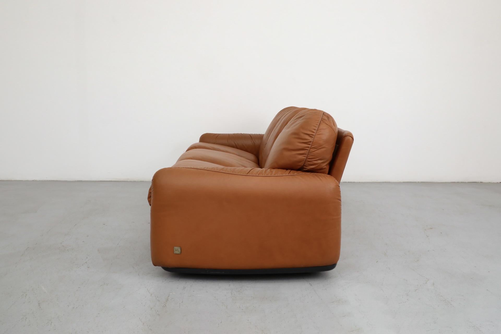 Divano a 3 posti Piumotto in pelle cognac anni '80 di Arrigo Arrigoni per Busnelli anni '80 in vendita 3