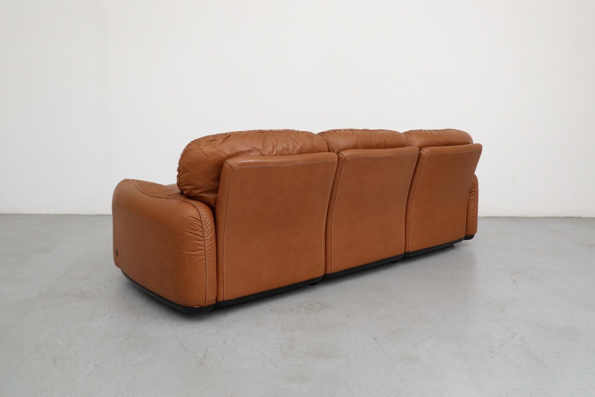 Divano a 3 posti Piumotto in pelle cognac anni '80 di Arrigo Arrigoni per Busnelli anni '80 in vendita 4
