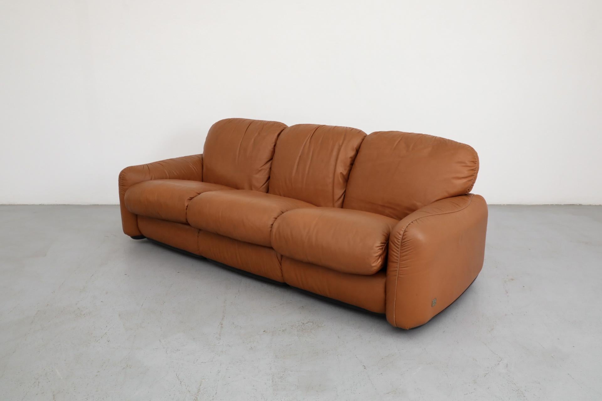 Moderno Divano a 3 posti Piumotto in pelle cognac anni '80 di Arrigo Arrigoni per Busnelli anni '80 in vendita