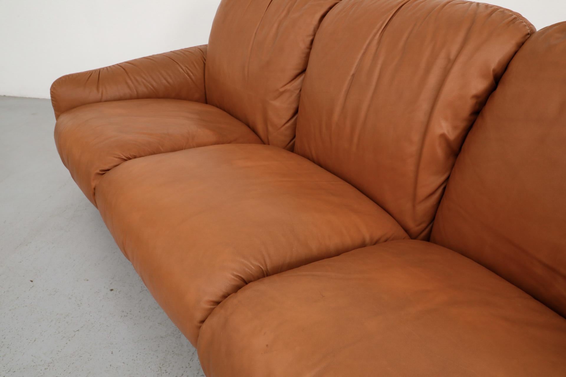 Fine XX secolo Divano a 3 posti Piumotto in pelle cognac anni '80 di Arrigo Arrigoni per Busnelli anni '80 in vendita