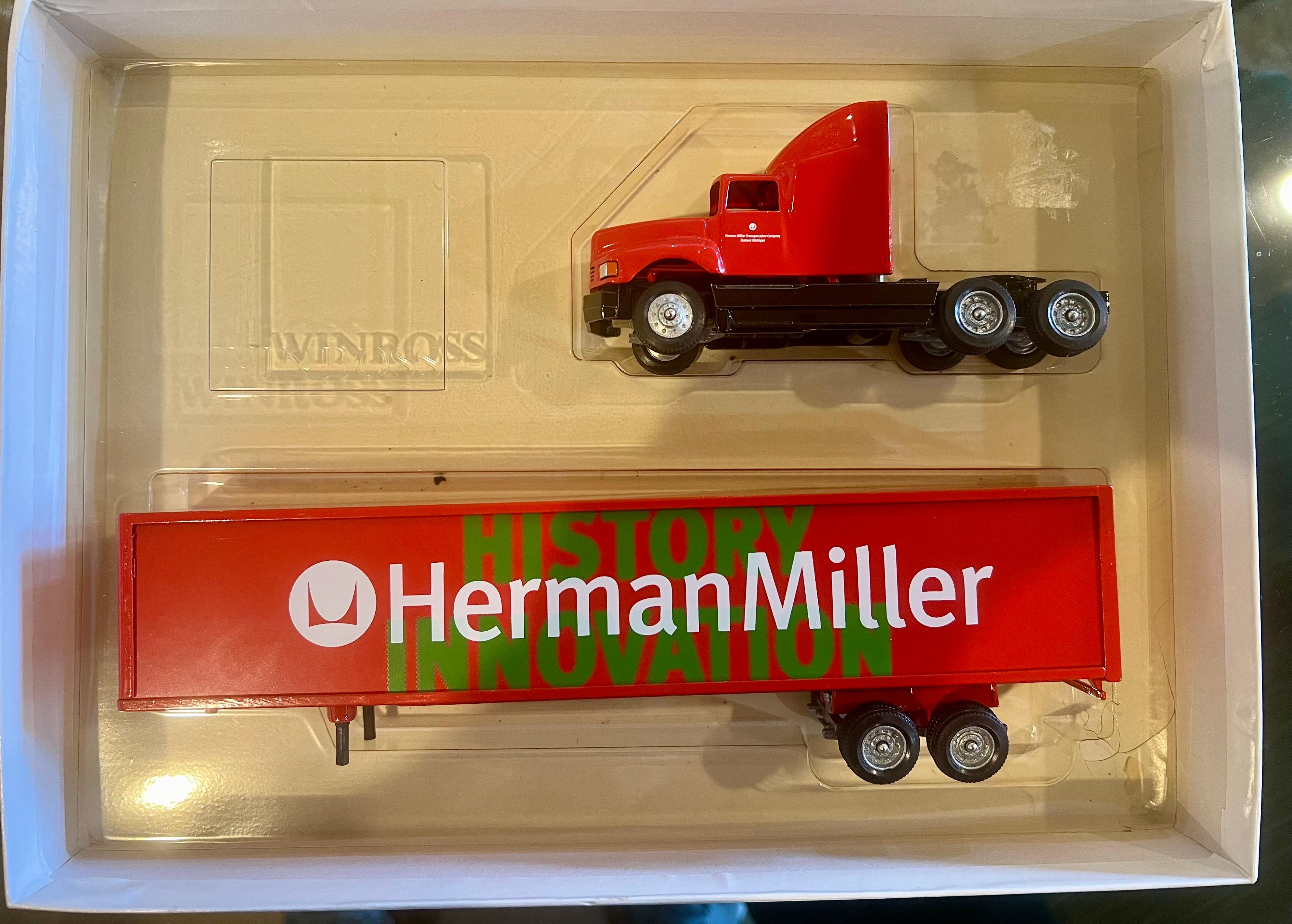 Sehr cooler originaler seltener Truck mit Herman Miller Logo, ca. 1980er Jahre, ausgezeichneter Zustand, Originalverpackung, ideal für jeden Mid Century Danish Modern Sammler.