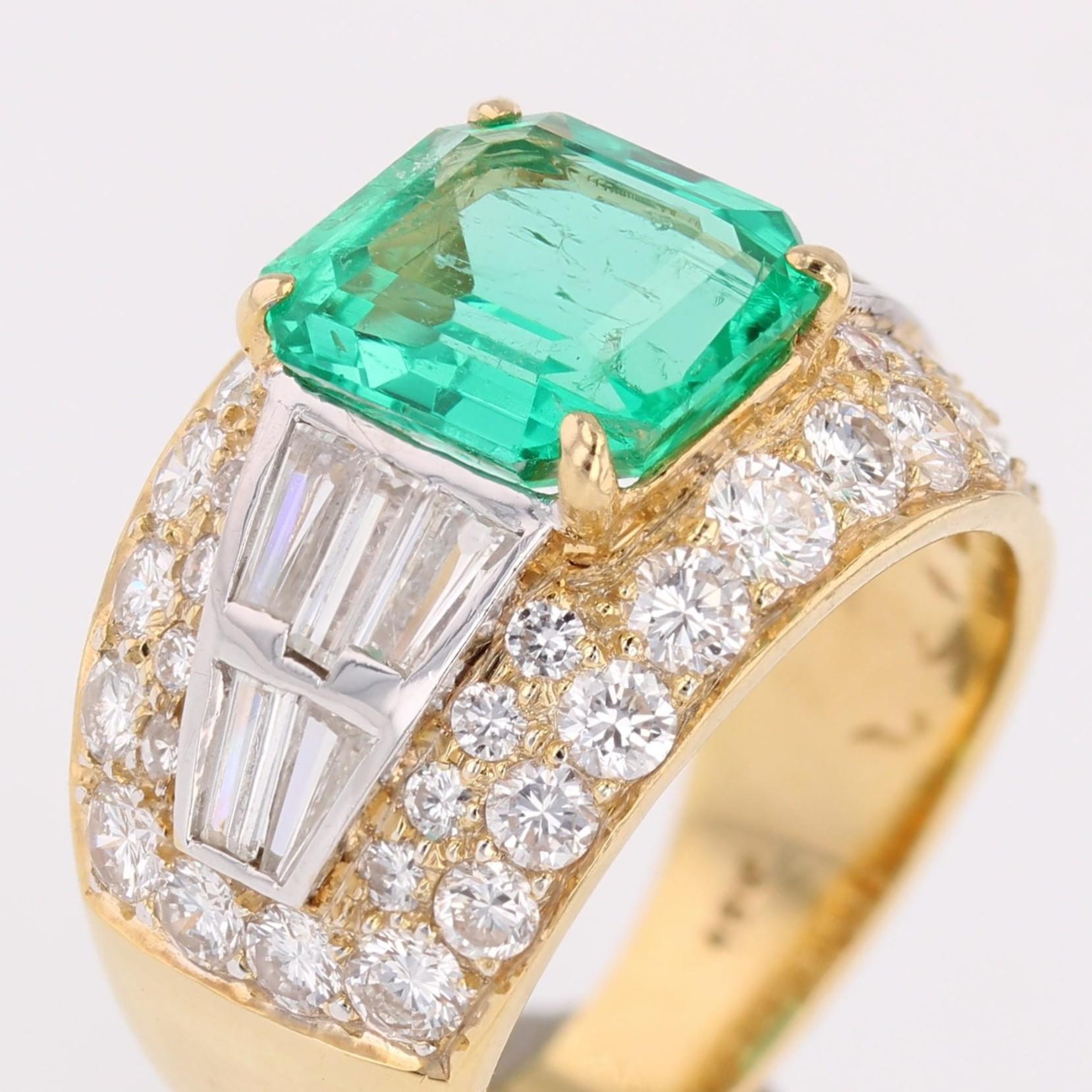 Bague d'émeraude colombienne des années 1980 avec diamants en or jaune 18 carats en vente 4