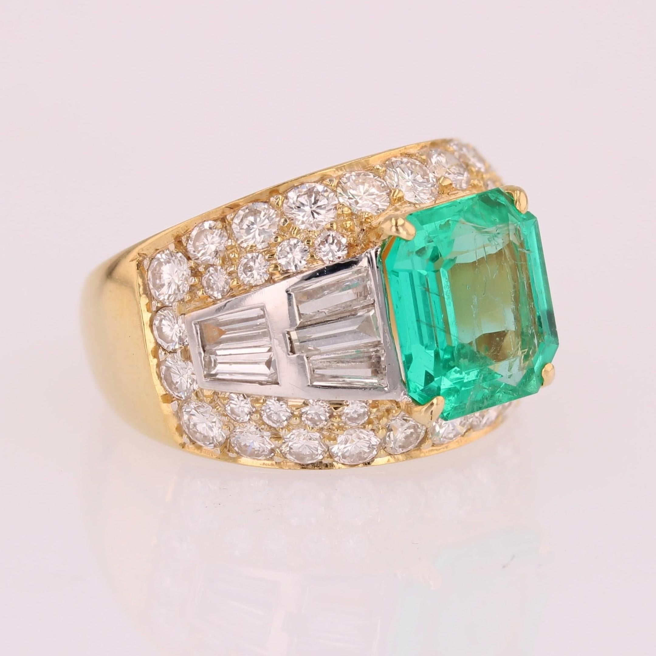 Bague d'émeraude colombienne des années 1980 avec diamants en or jaune 18 carats en vente 5