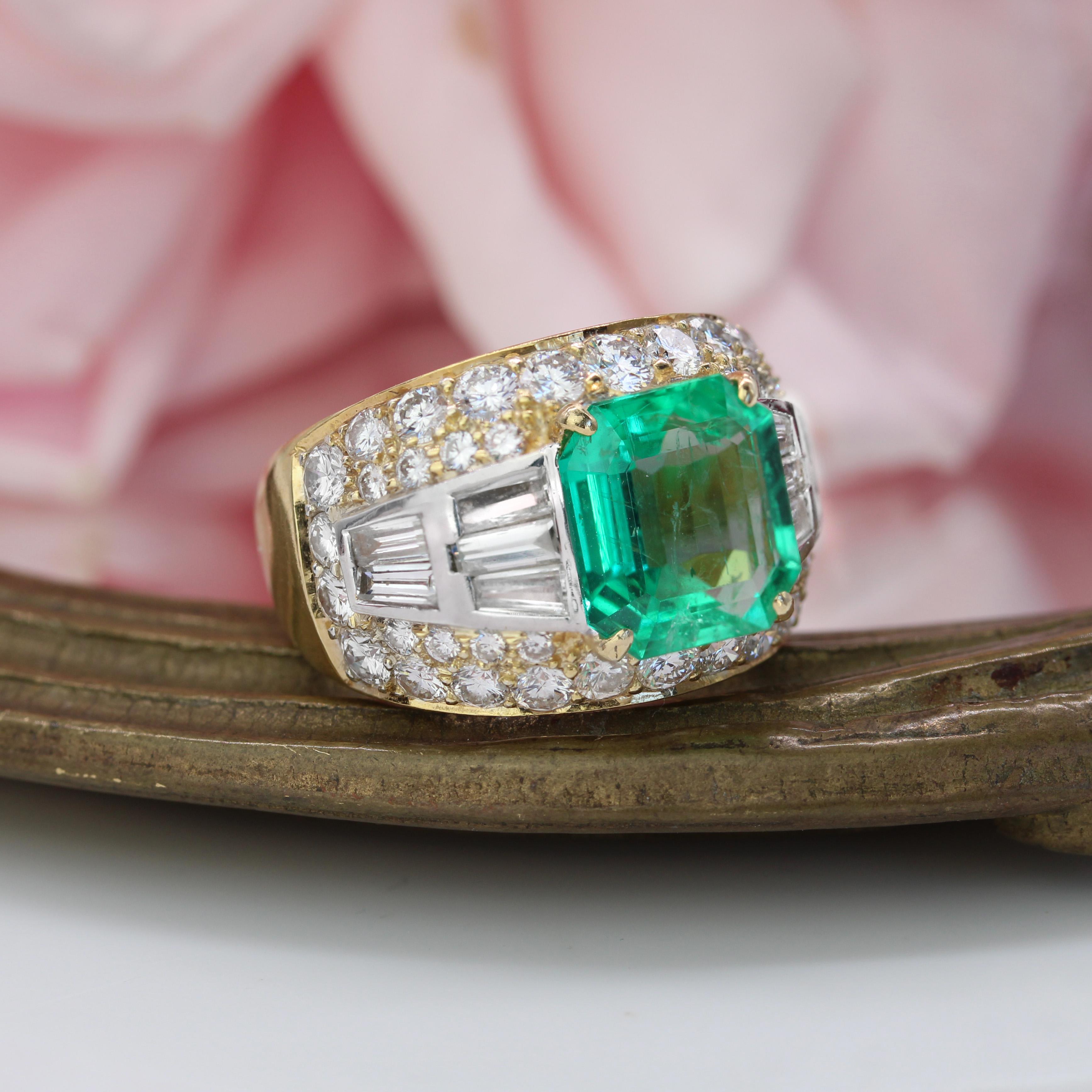 Bague d'émeraude colombienne des années 1980 avec diamants en or jaune 18 carats en vente 6