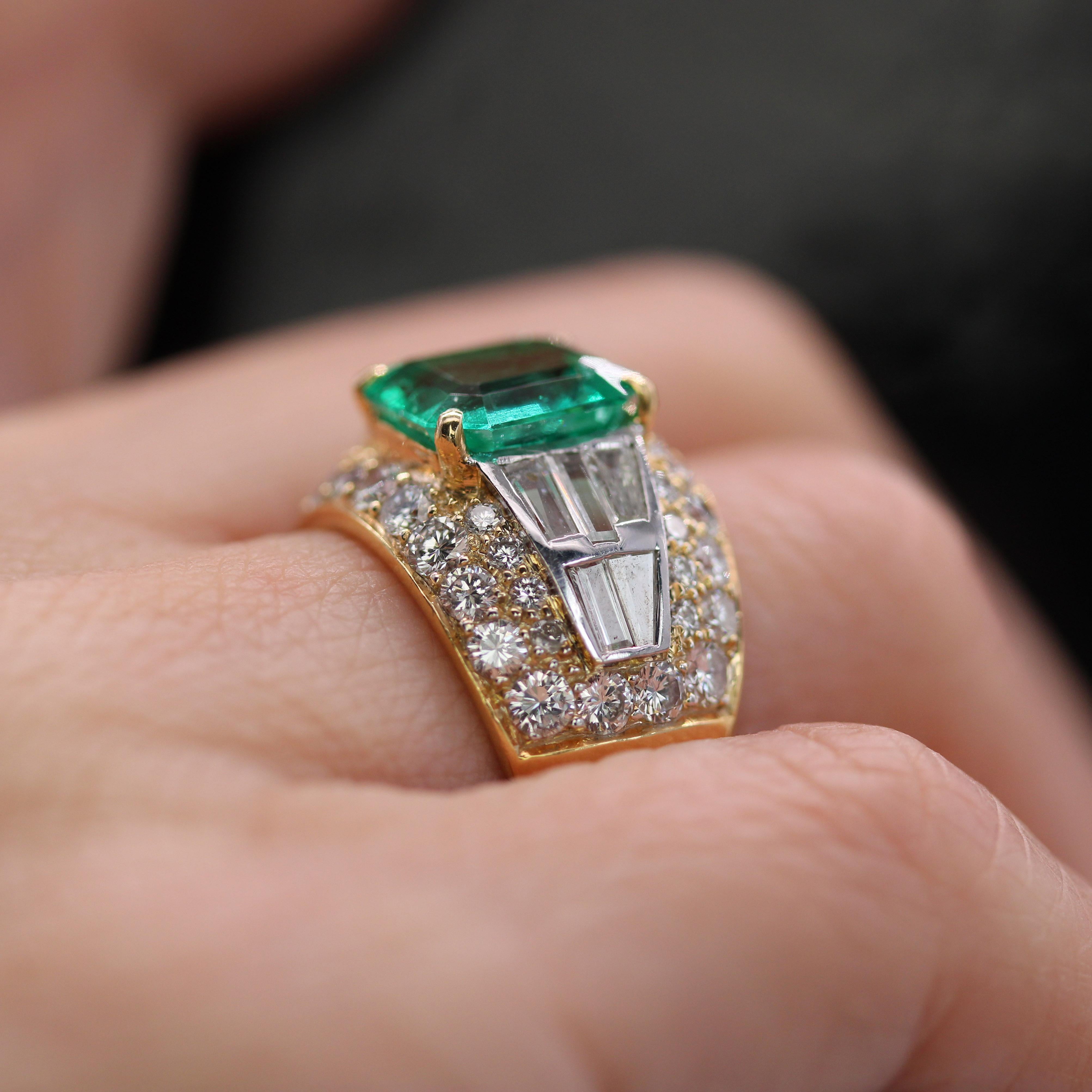 Bague d'émeraude colombienne des années 1980 avec diamants en or jaune 18 carats en vente 7