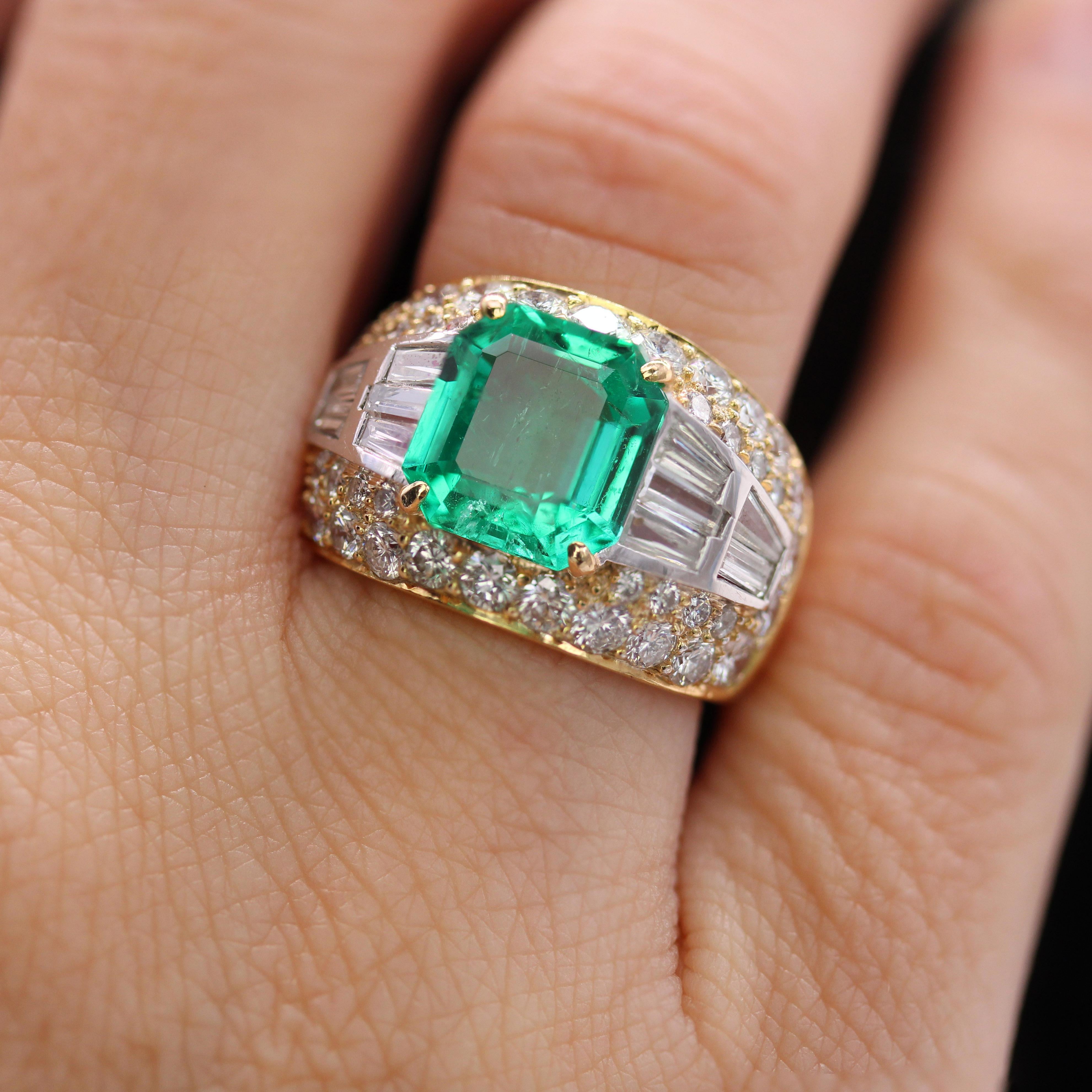 Bague d'émeraude colombienne des années 1980 avec diamants en or jaune 18 carats en vente 8