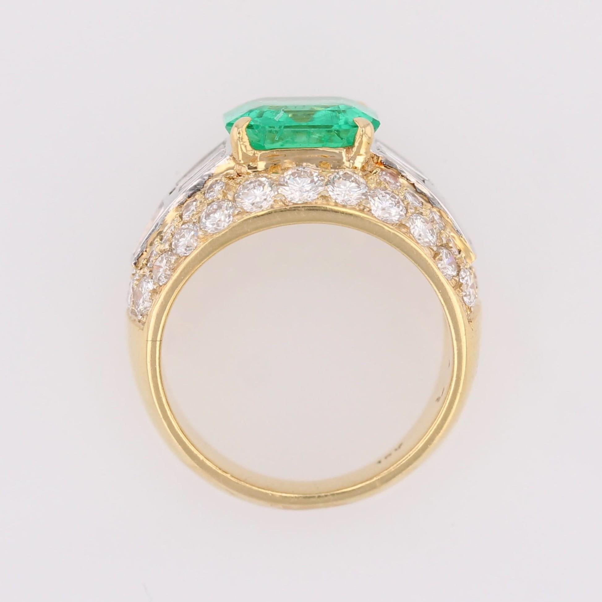 Bague d'émeraude colombienne des années 1980 avec diamants en or jaune 18 carats en vente 9