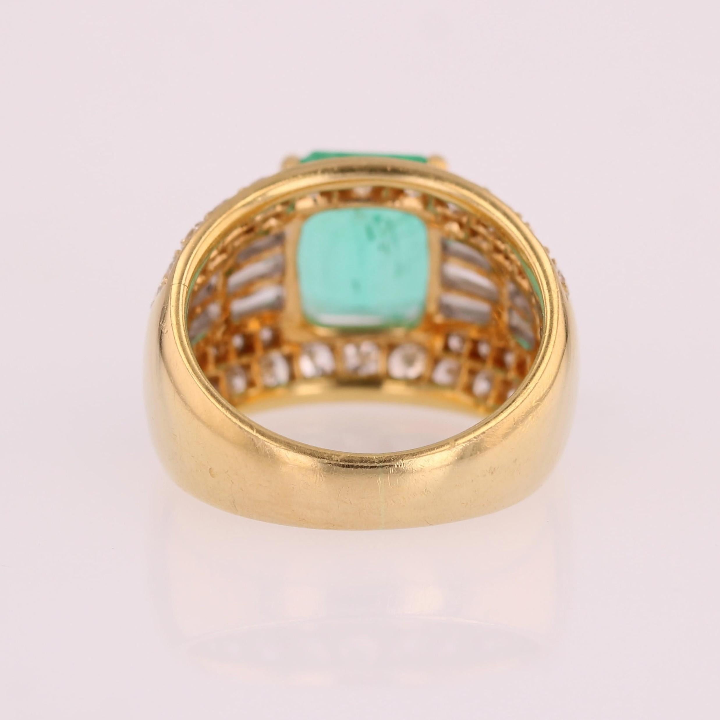 Bague d'émeraude colombienne des années 1980 avec diamants en or jaune 18 carats en vente 10