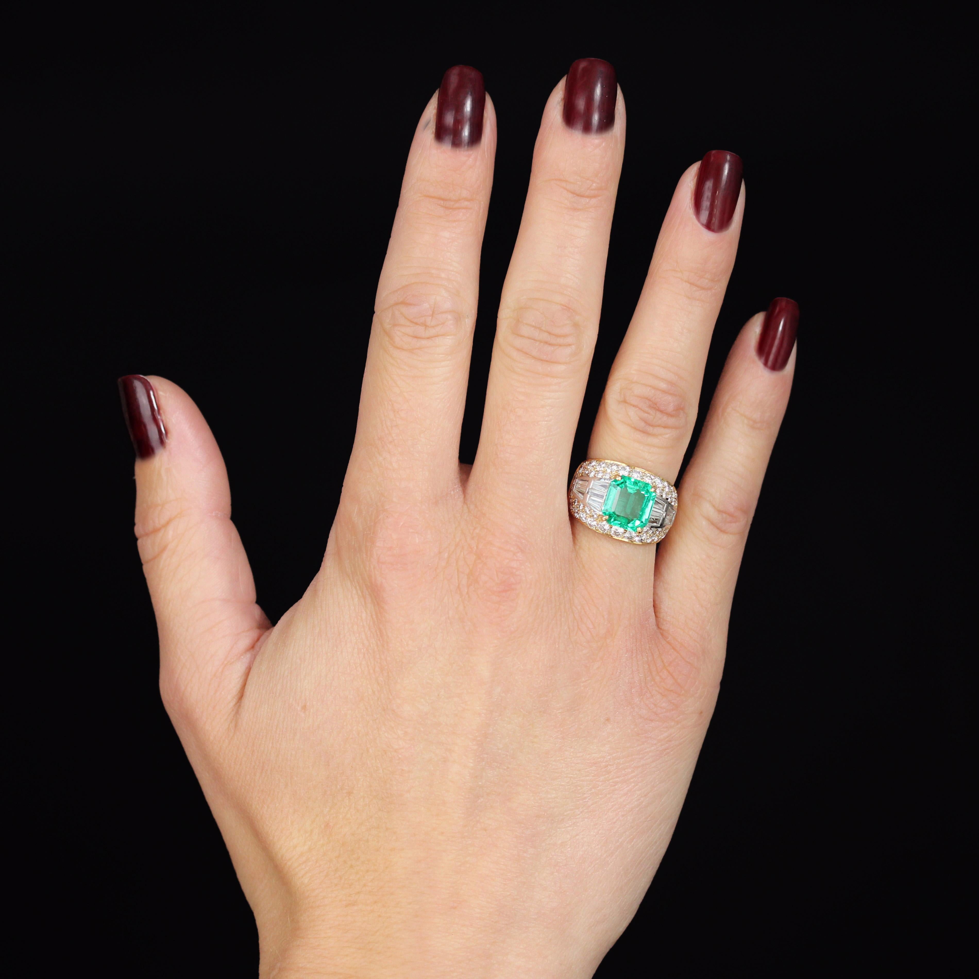 Bague en or jaune 18 carats.
Magnifique bague dôme, sa monture en forme de dôme est inclinée et sertie sur le dessus de diamants modernes de taille brillant et, au centre, de diamants de taille baguette et trapézoïdale. Au centre, retenue par quatre