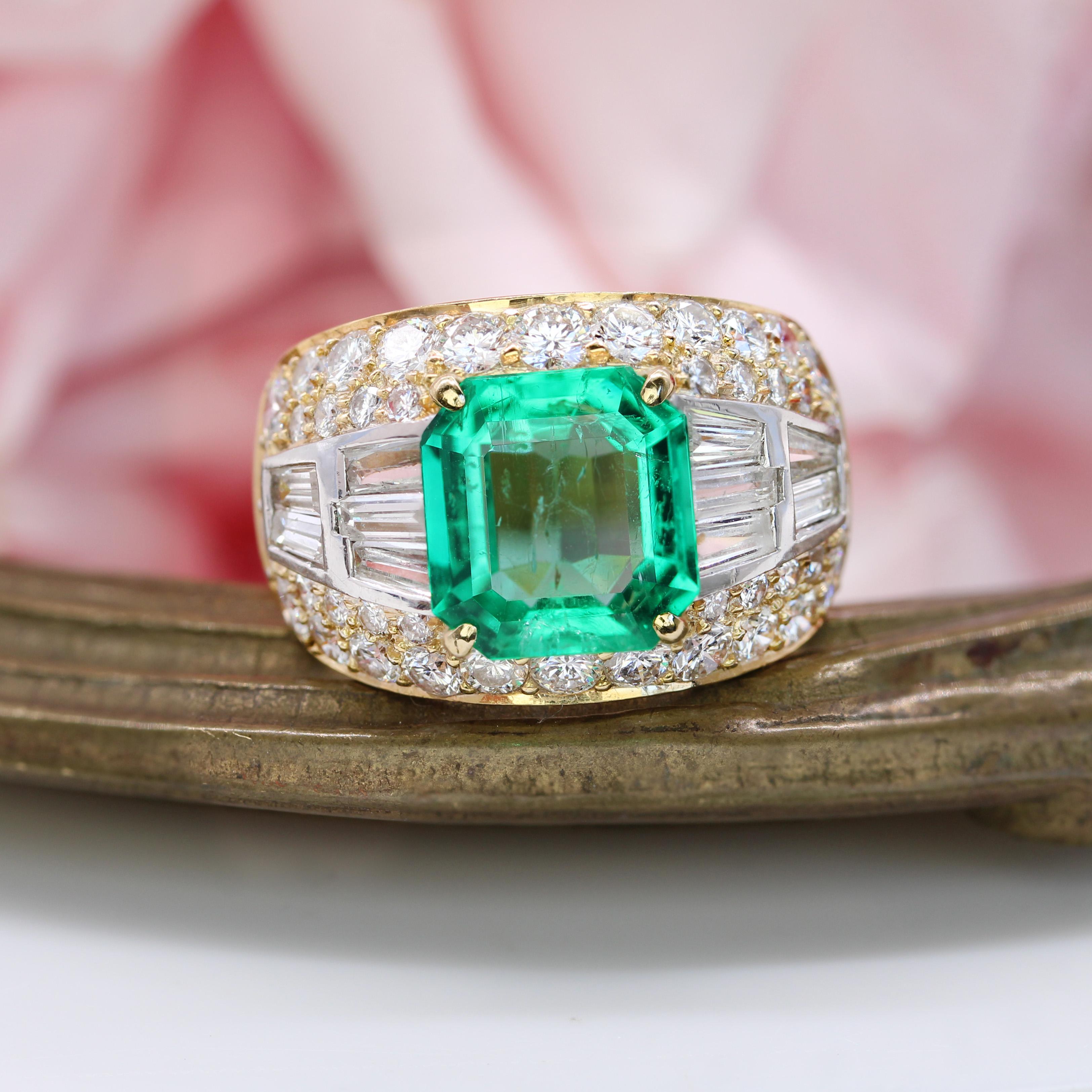 Rétro Bague d'émeraude colombienne des années 1980 avec diamants en or jaune 18 carats en vente