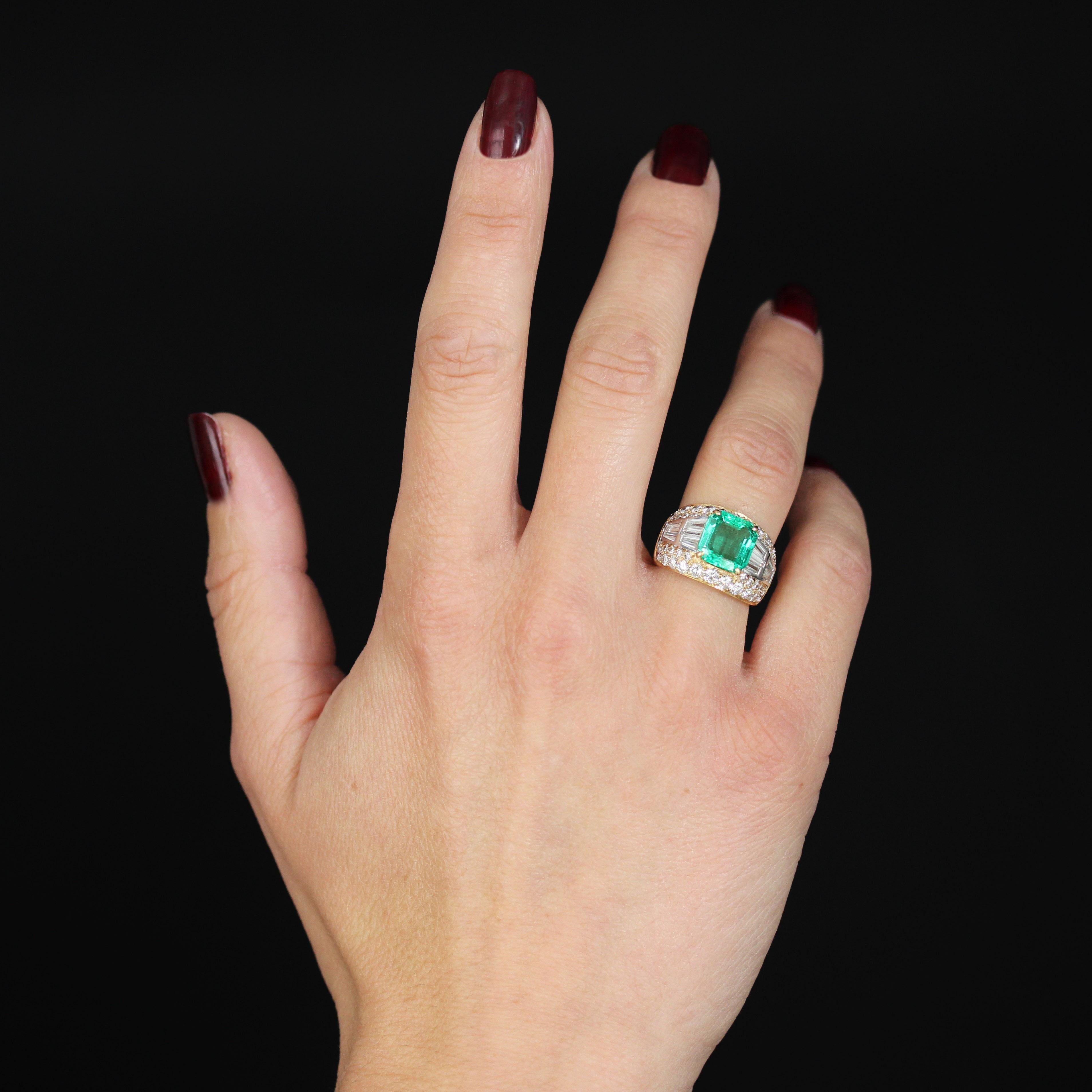 Taille émeraude Bague d'émeraude colombienne des années 1980 avec diamants en or jaune 18 carats en vente